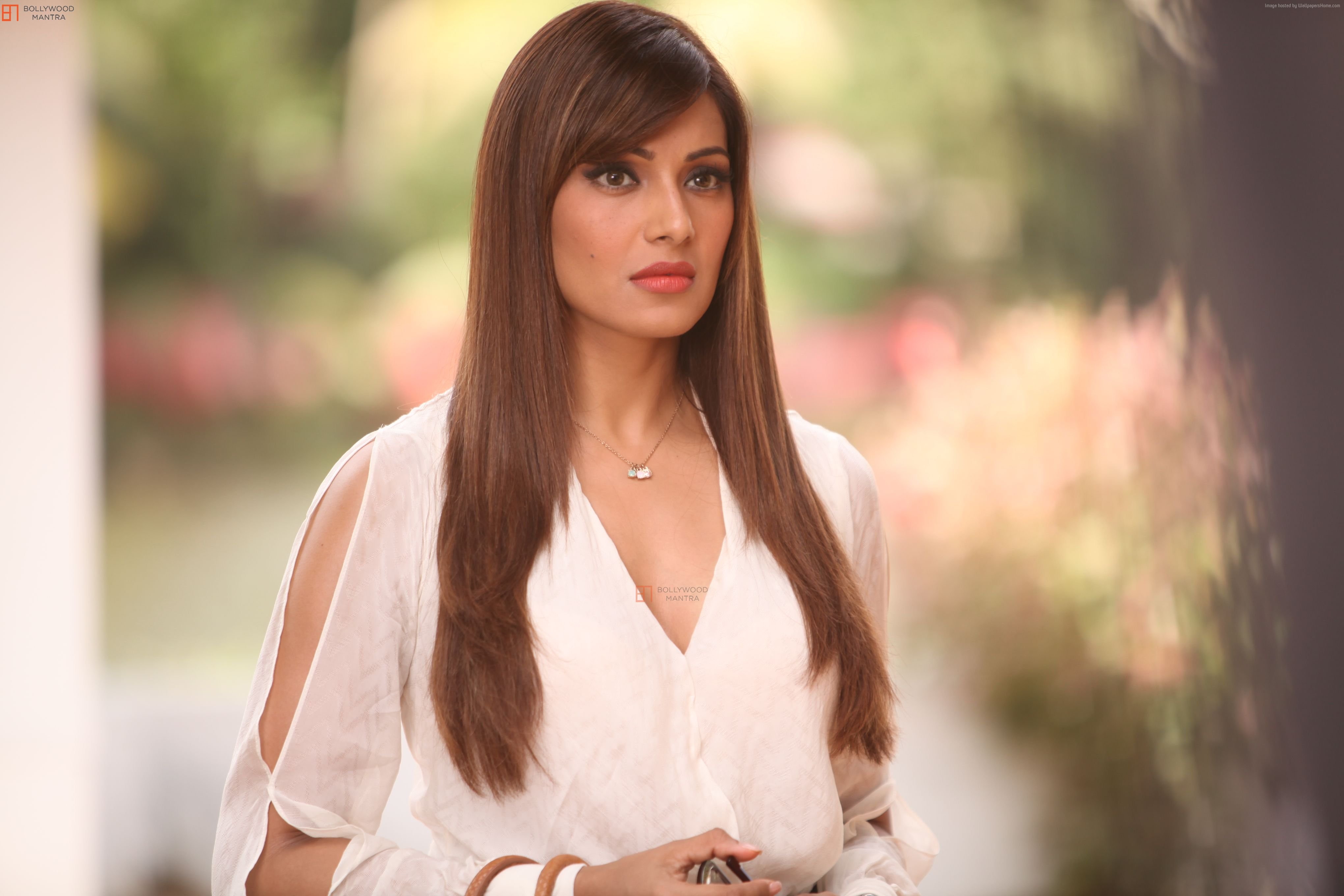 Bipasha Basu in white dress HD Wallpaper