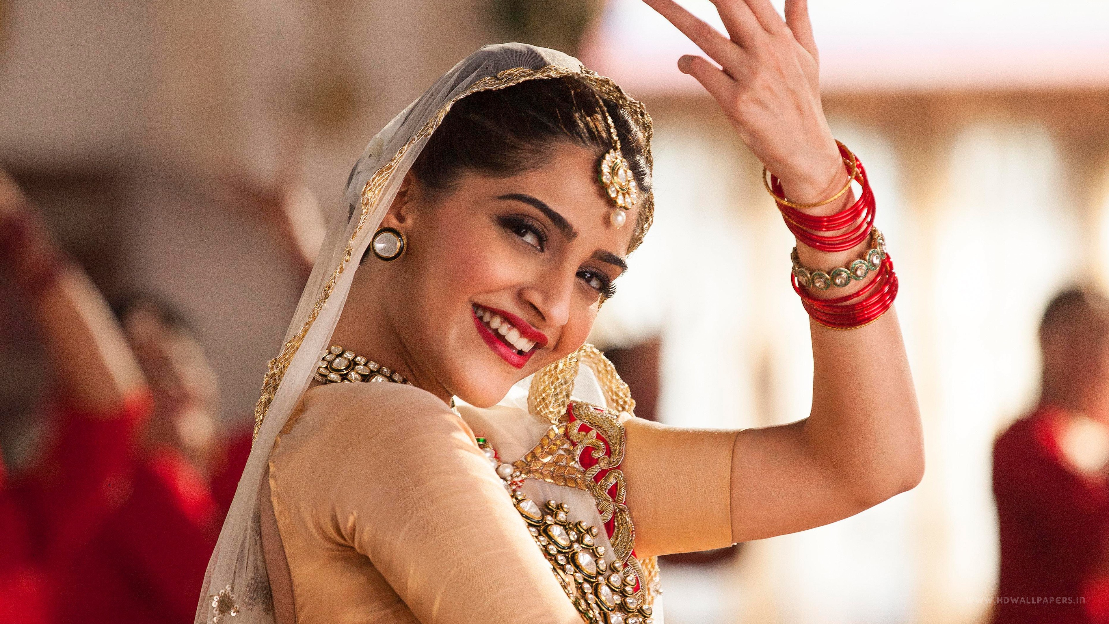 Sonam Kapoor in traditional Indian attire HD Wallpaper
