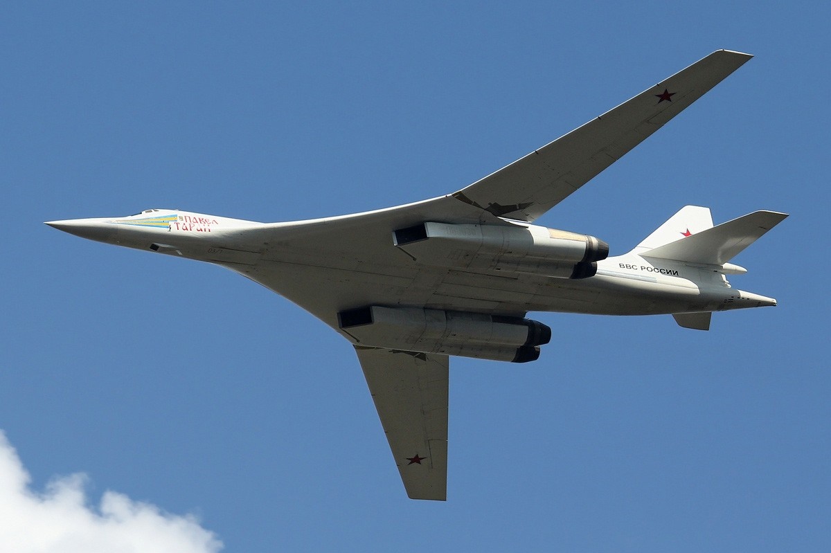Tupolev Tu-160 strategic bomber flying in the sky HD Wallpaper