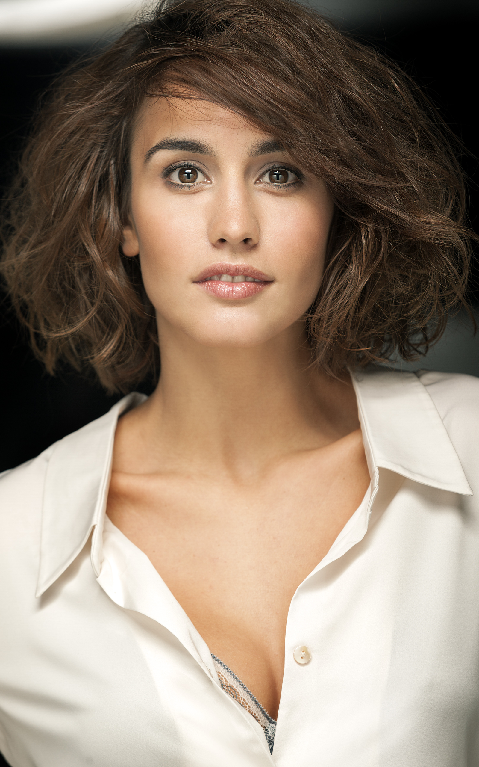 Megan Montaner portrait HD Wallpaper