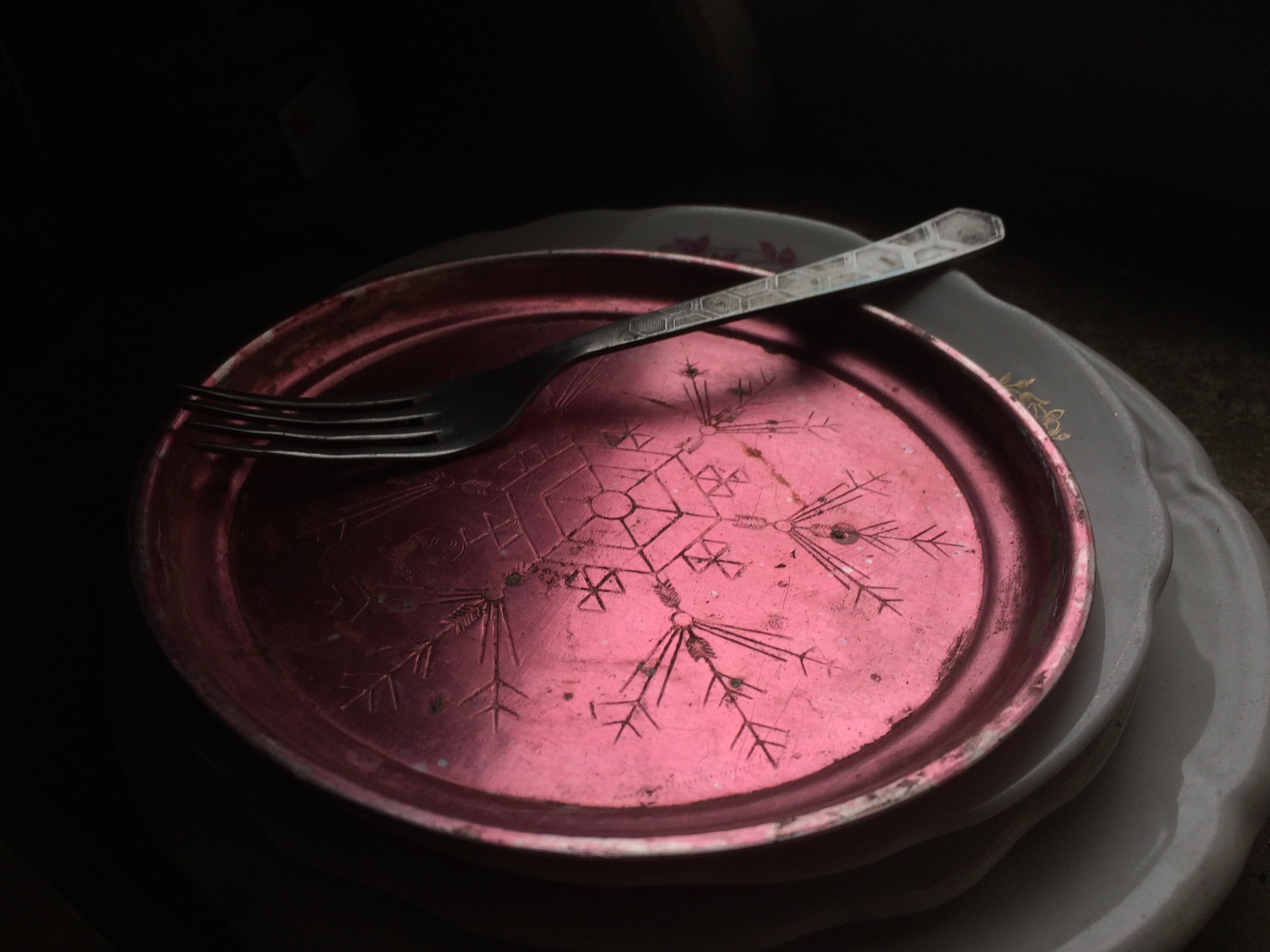 A fork on a pink snowflake plate HD Wallpaper