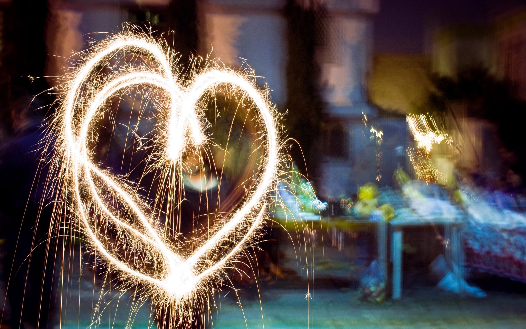 Heart shape sparkler at night HD Wallpaper