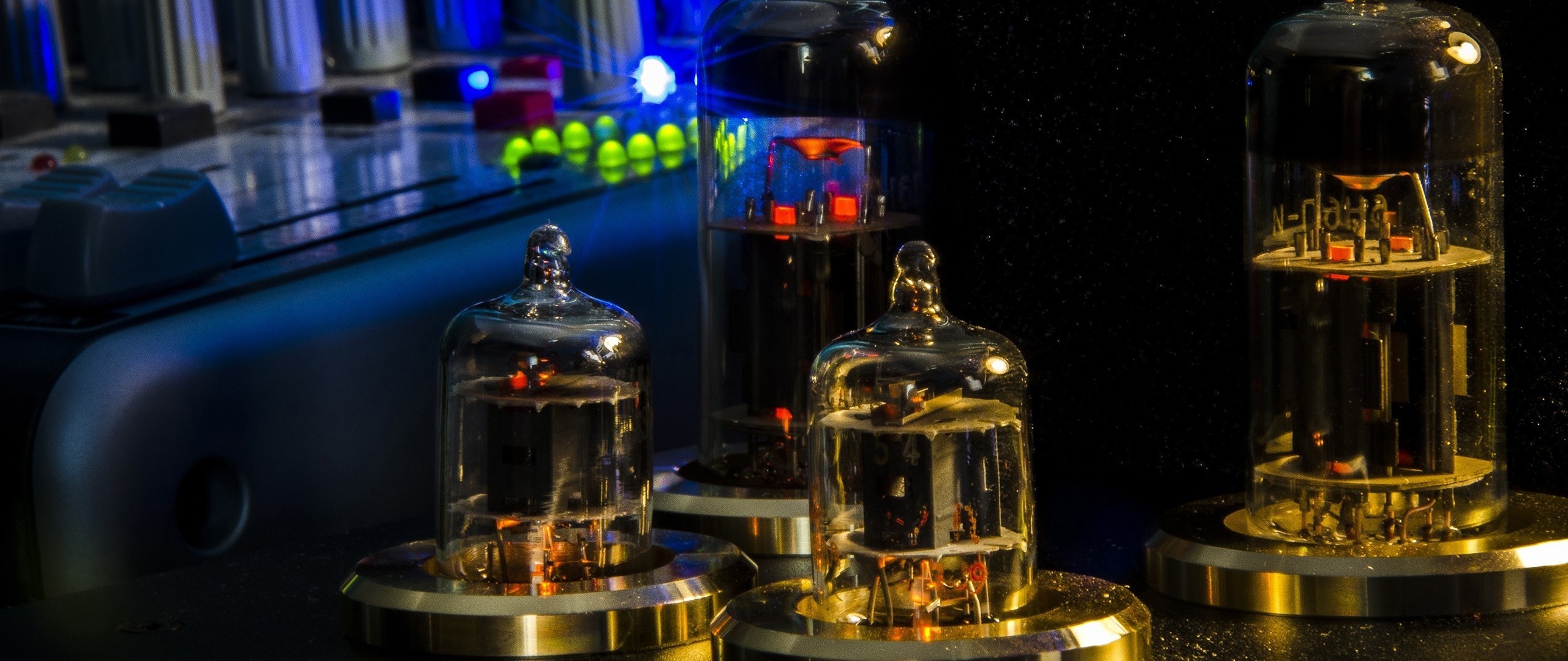 Vacuum tubes and audio amplifier equipment HD Wallpaper