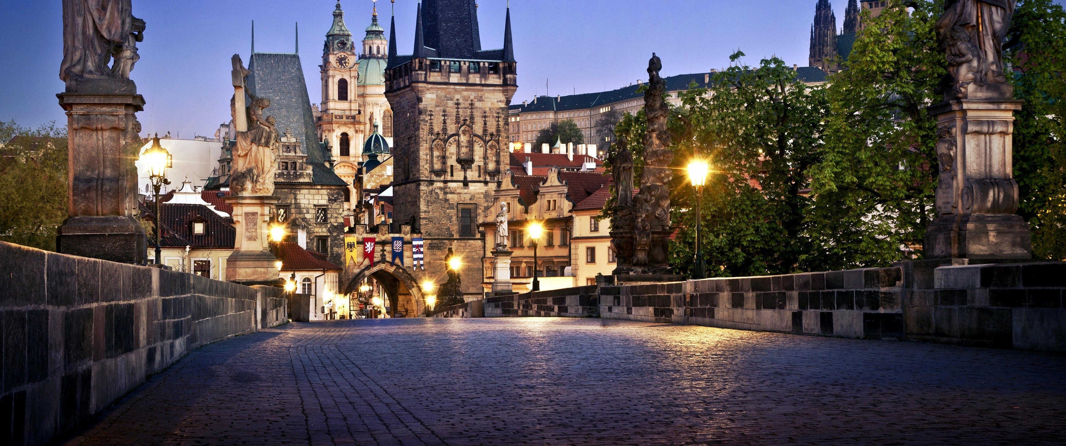 Charles Bridge at night with Prague Castle in the background HD Wallpaper