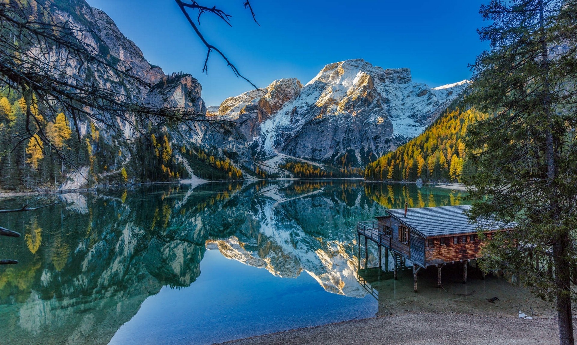 Lake Braies in the Italian Alps during autumn HD Wallpaper