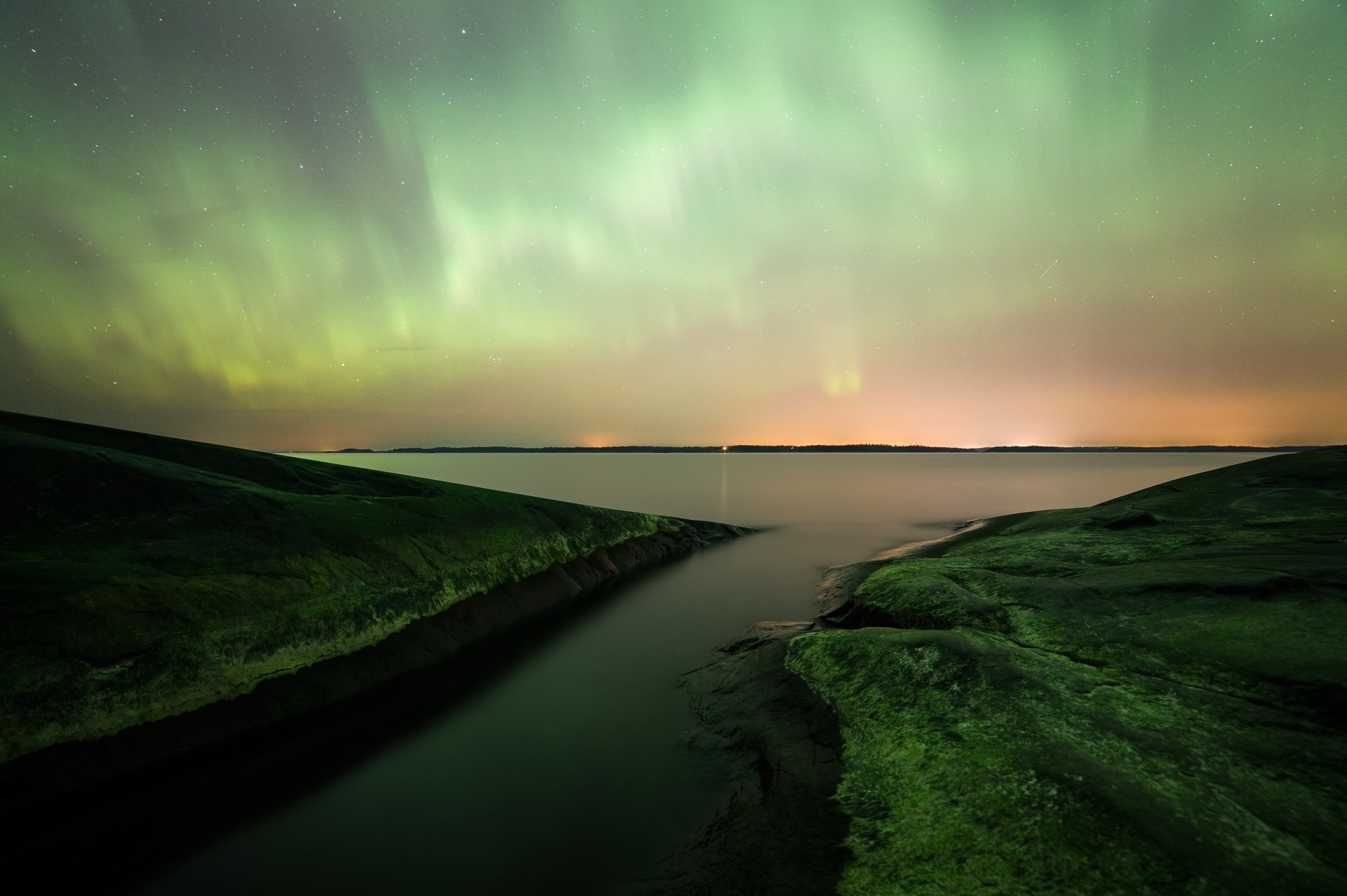 Aurora Borealis over rocky coast and sea HD Wallpaper