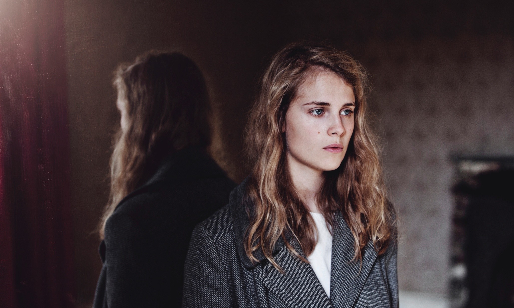 Marika Hackman looking away in a grey coat HD Wallpaper