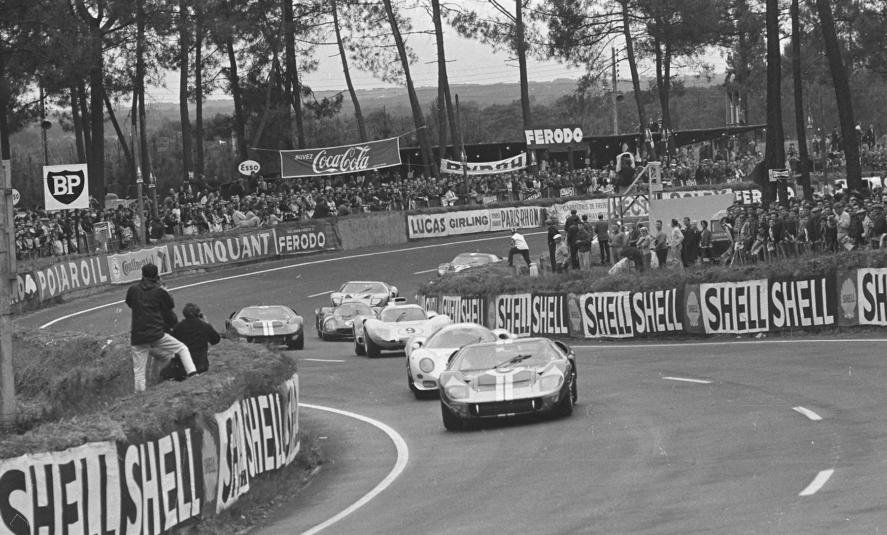 Ford GT40s racing at Le Mans HD Wallpaper