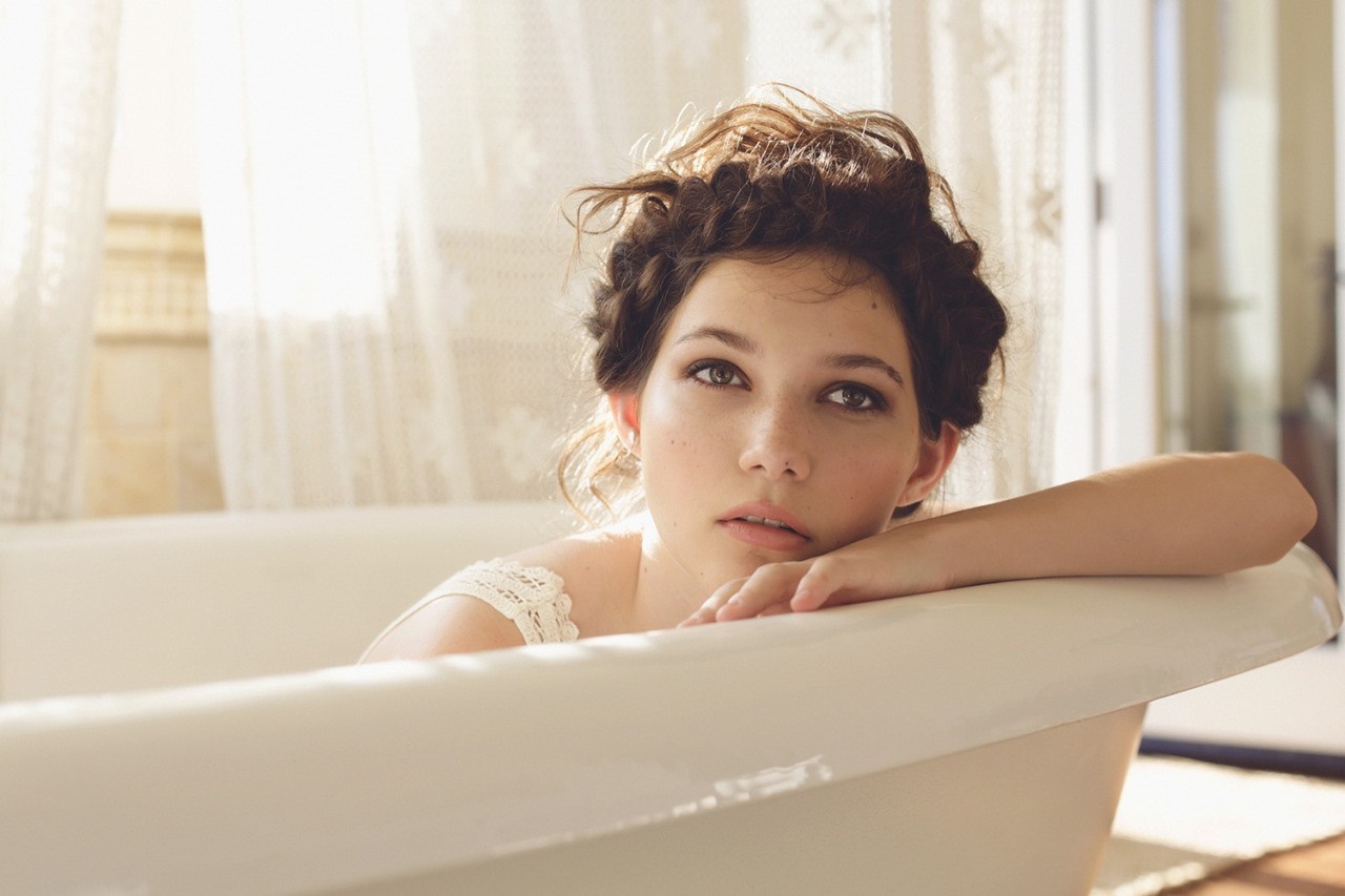 Woman in bathtub with lace top HD Wallpaper