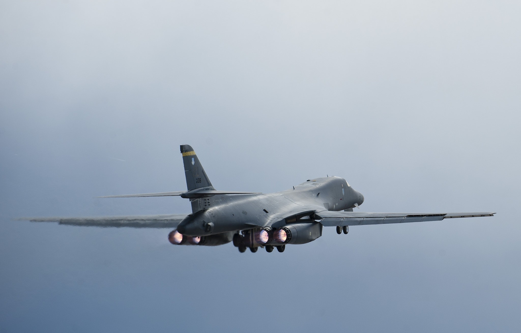 Rockwell B-1 Lancer bomber aircraft in flight HD Wallpaper