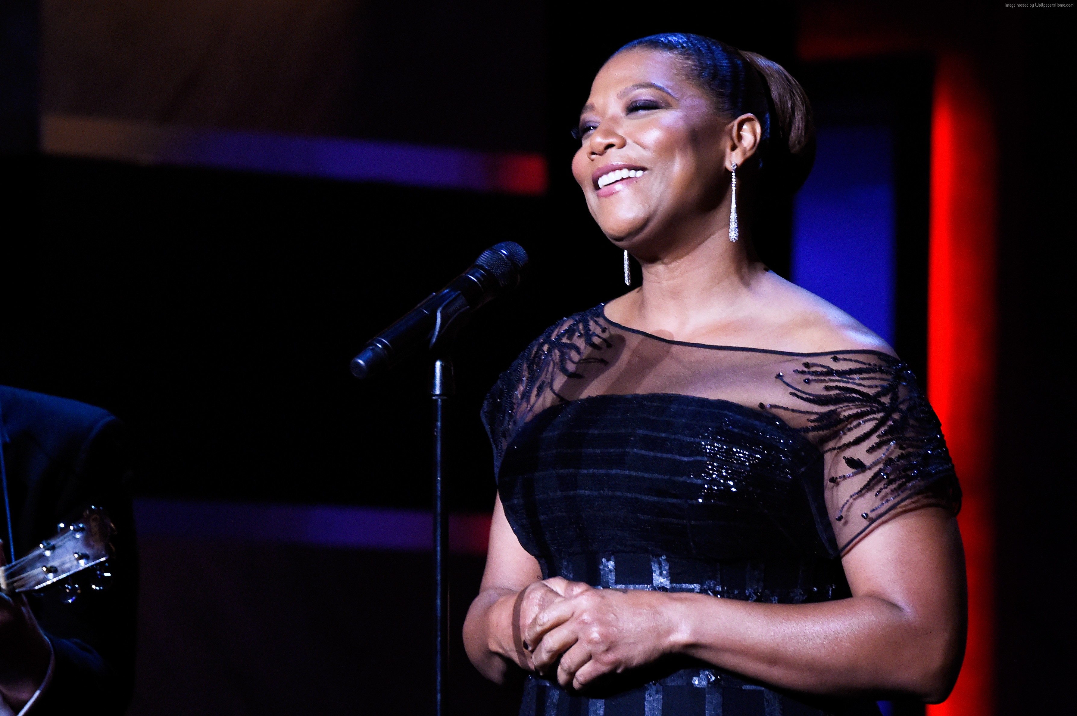 Queen Latifah performing on stage HD Wallpaper