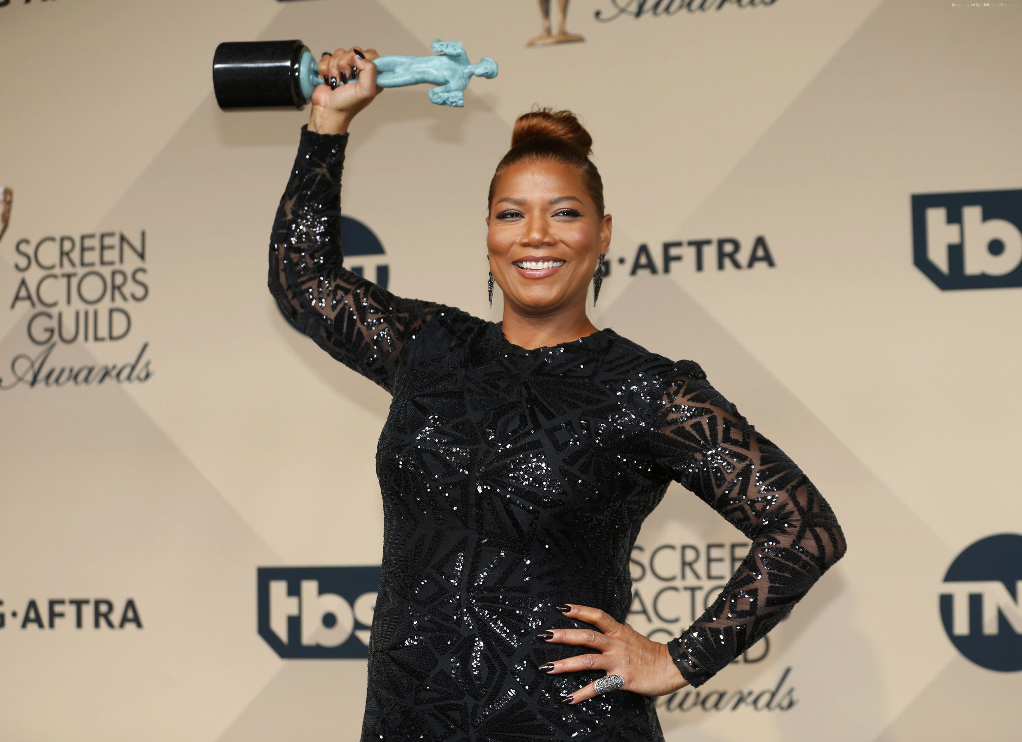 Queen Latifah holding a SAG Award HD Wallpaper