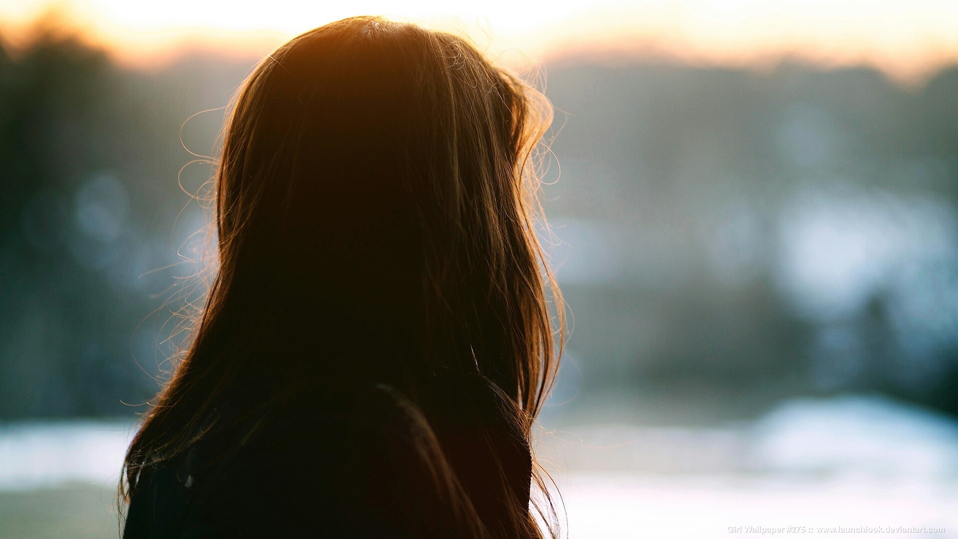 Woman's back with sunlight and bokeh background HD Wallpaper