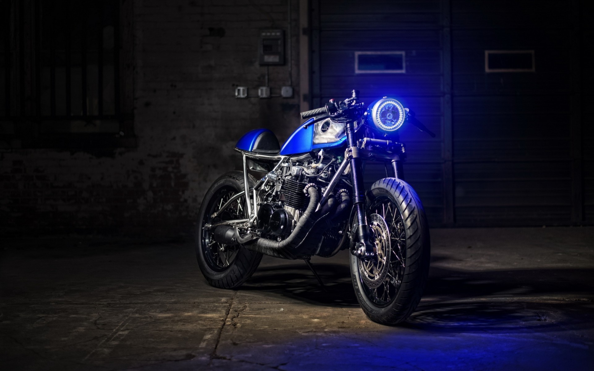 Blue custom cafe racer motorcycle with blue headlight HD Wallpaper