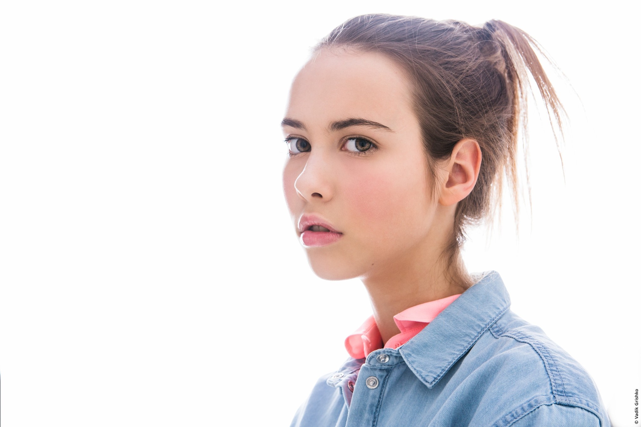 Portrait of a young woman with brown hair in a ponytail HD Wallpaper