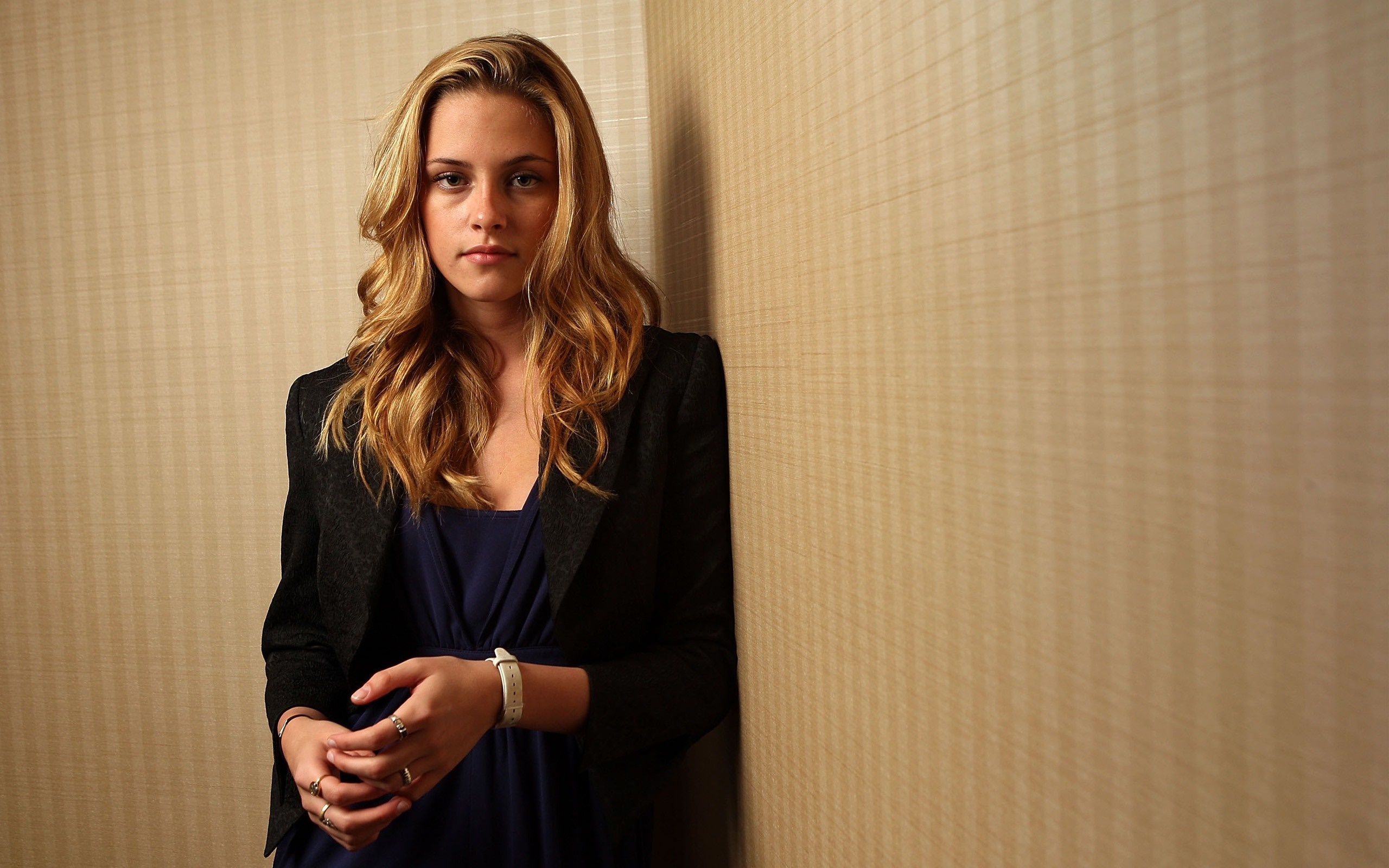 Kristen Stewart in a black blazer and blue dress HD Wallpaper