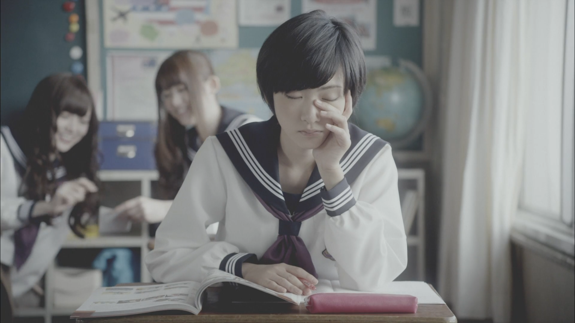 Nogizaka46 members in a classroom HD Wallpaper