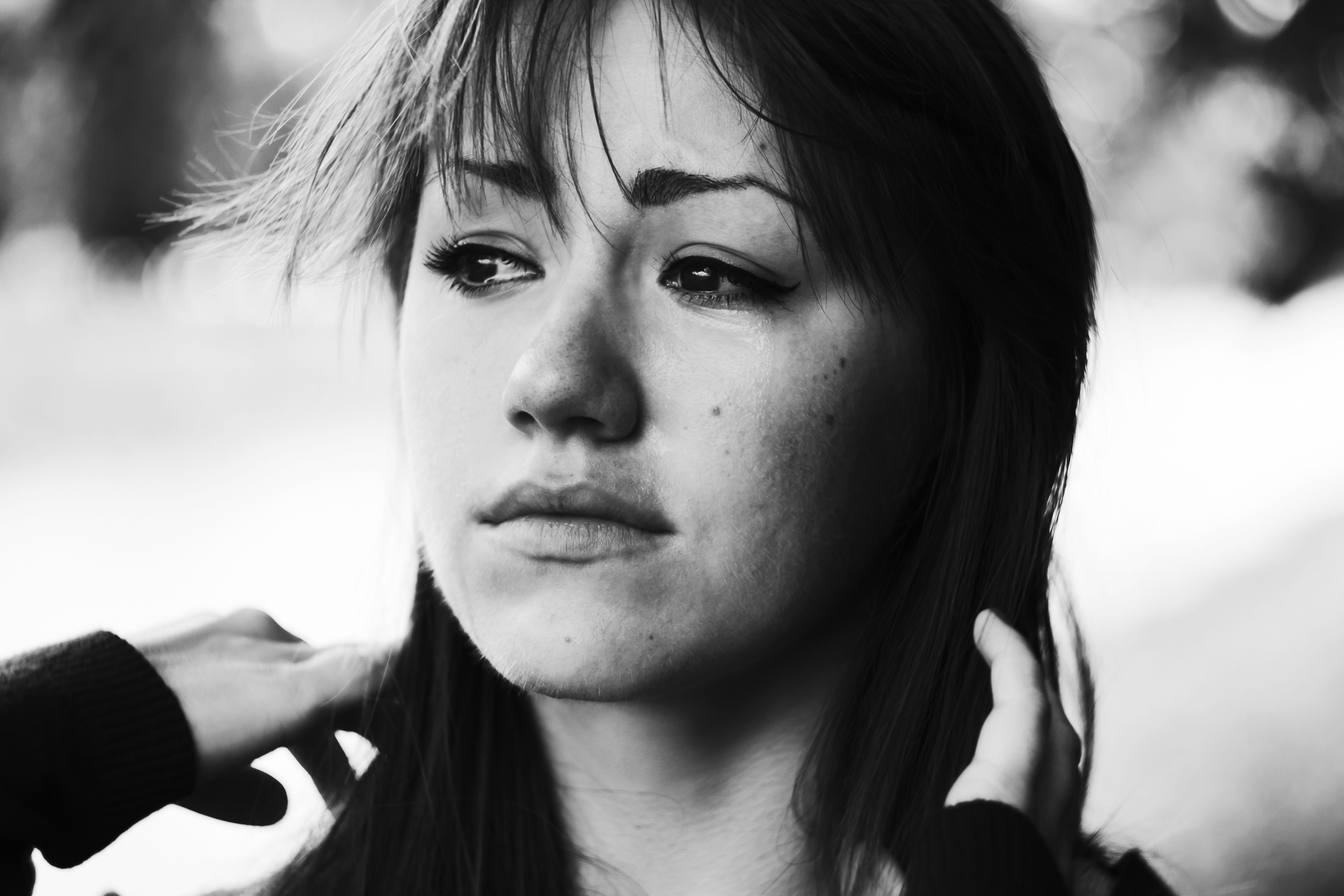 Monochrome portrait of a woman looking away HD Wallpaper