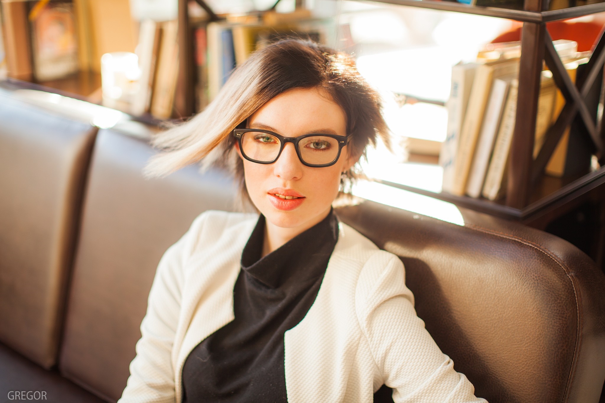 Woman with glasses in a library HD Wallpaper