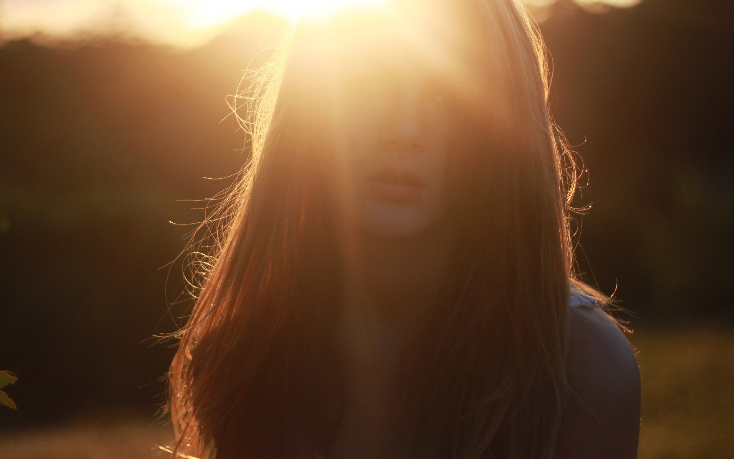 Woman in sunlight HD Wallpaper