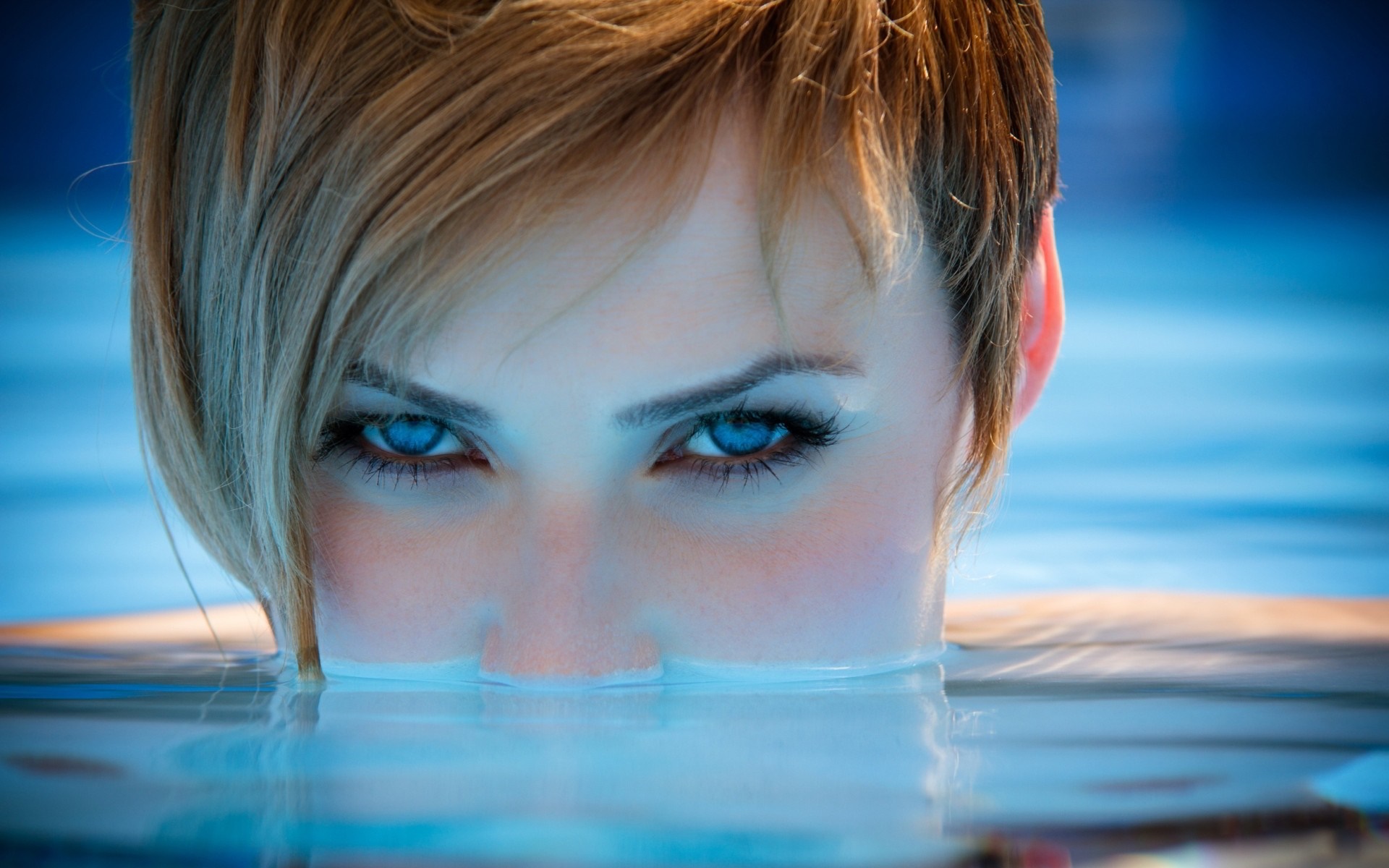 Woman with blue eyes in a swimming pool HD Wallpaper