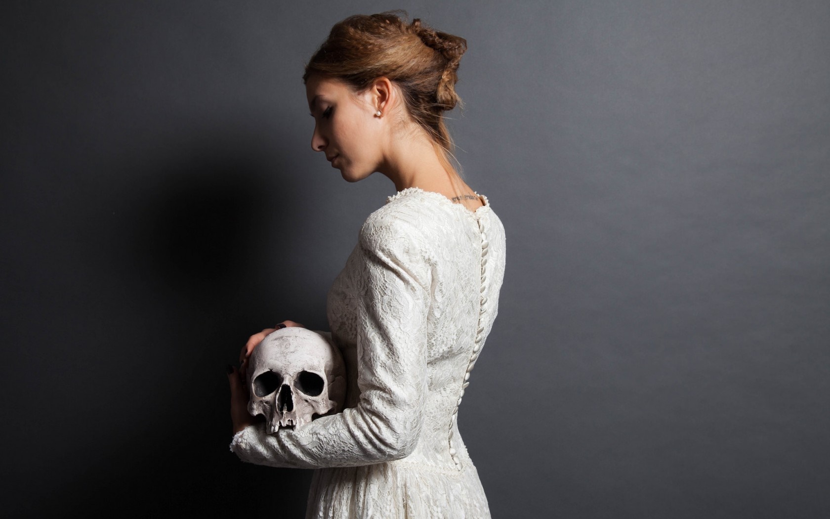 Woman in white dress holding a skull HD Wallpaper