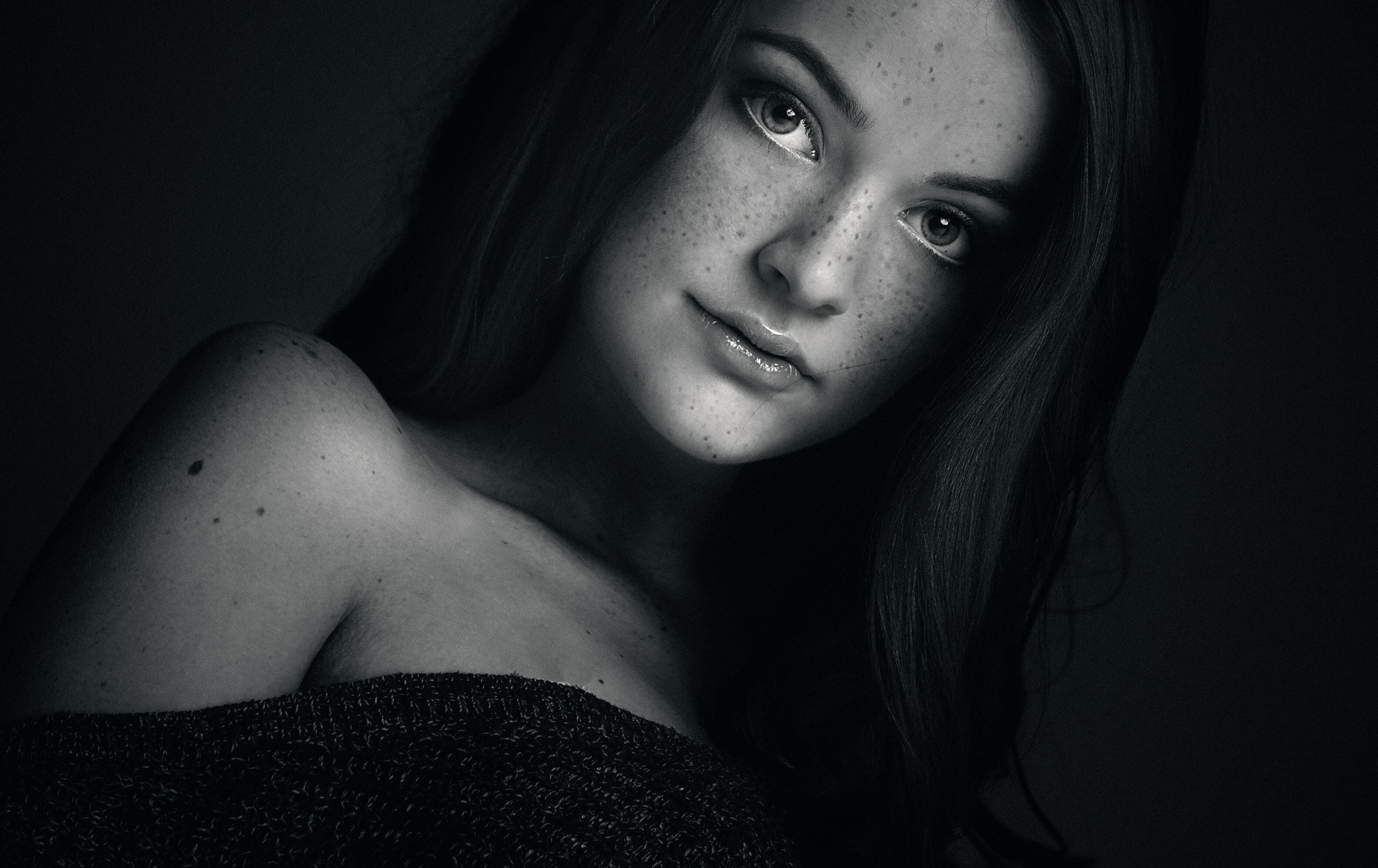 Monochrome portrait of a young woman with freckles HD Wallpaper