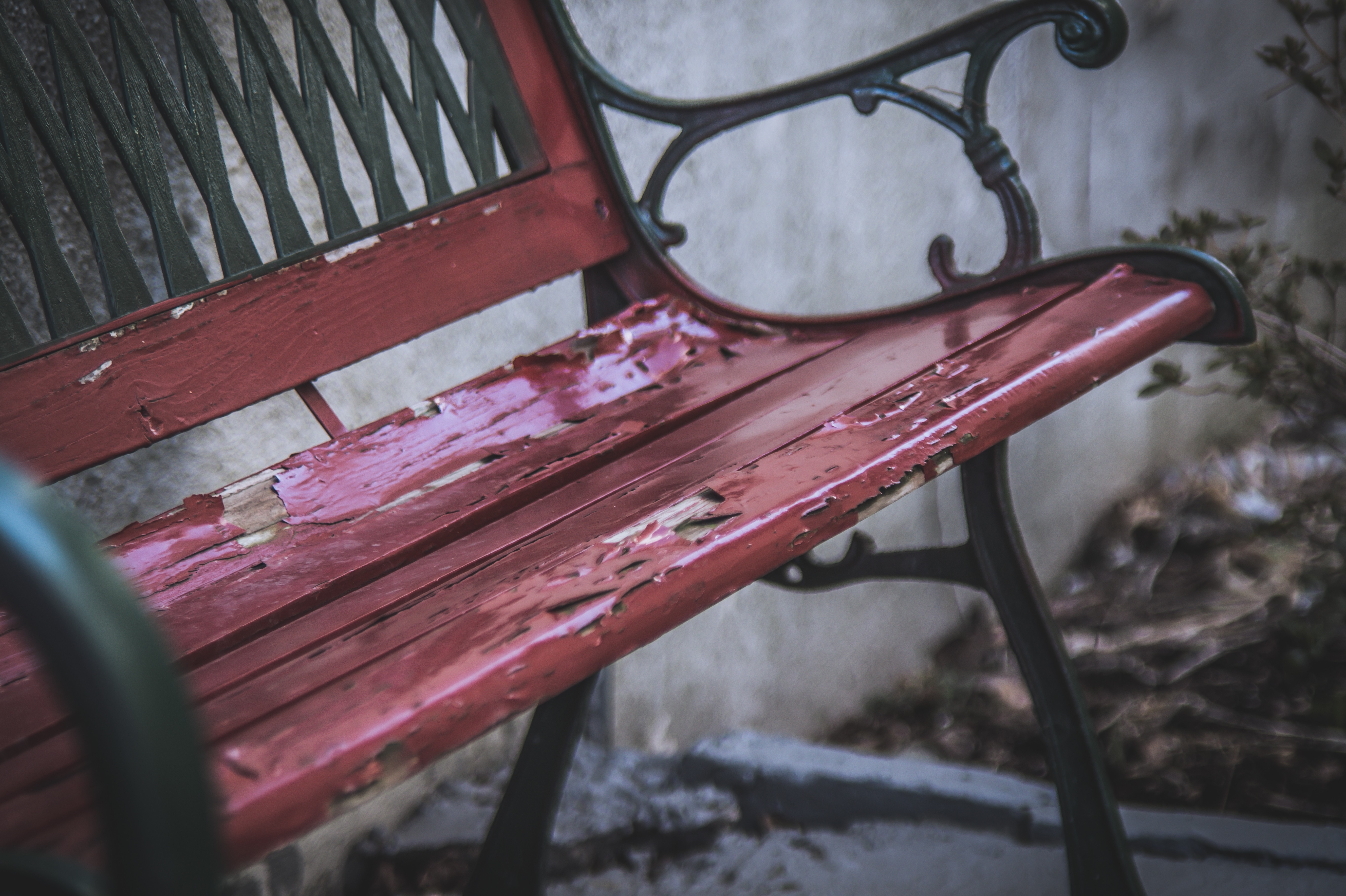 Red wooden bench with peeling paint HD Wallpaper