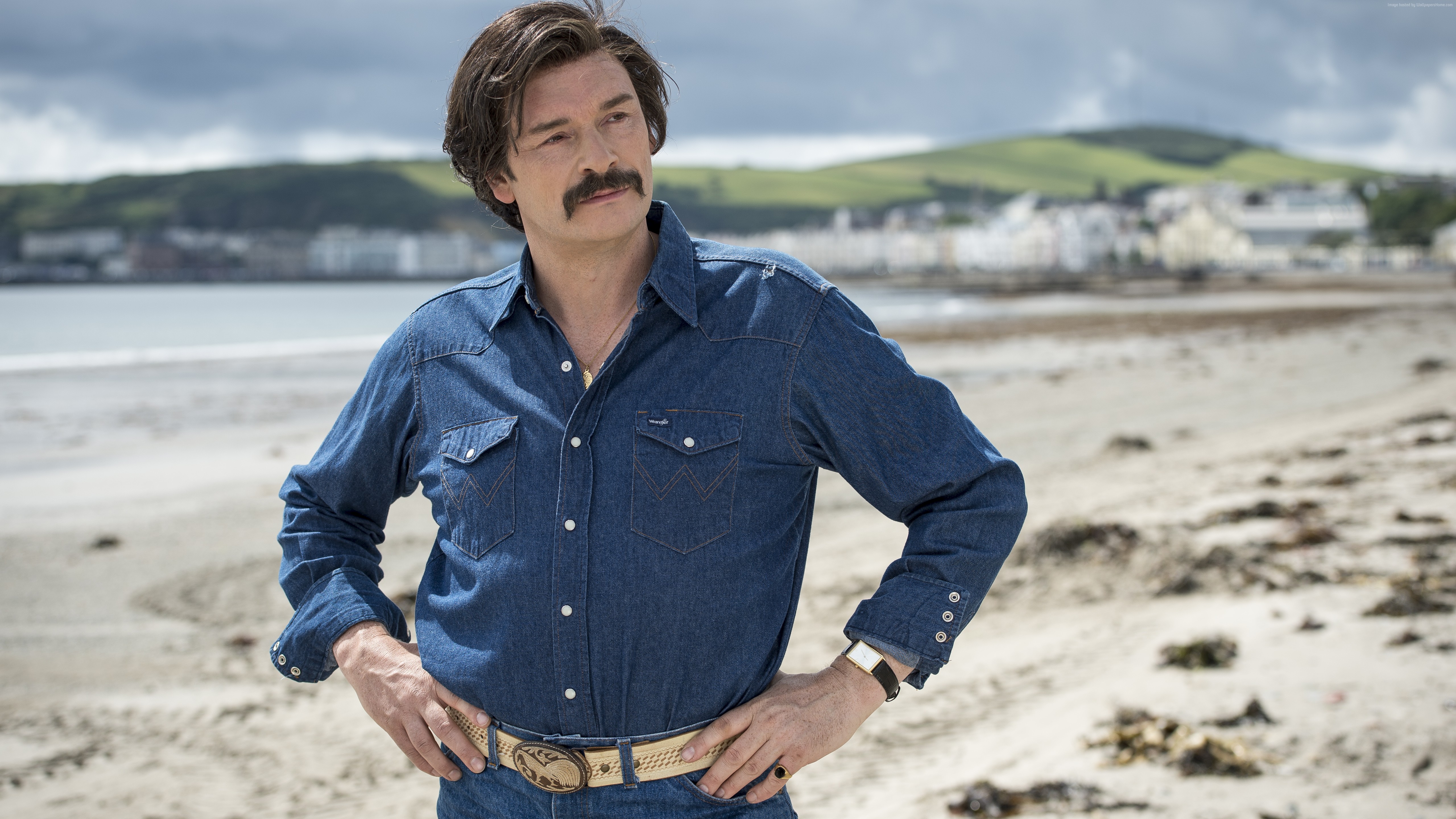 Julian Barratt as Mindhorn on a beach HD Wallpaper