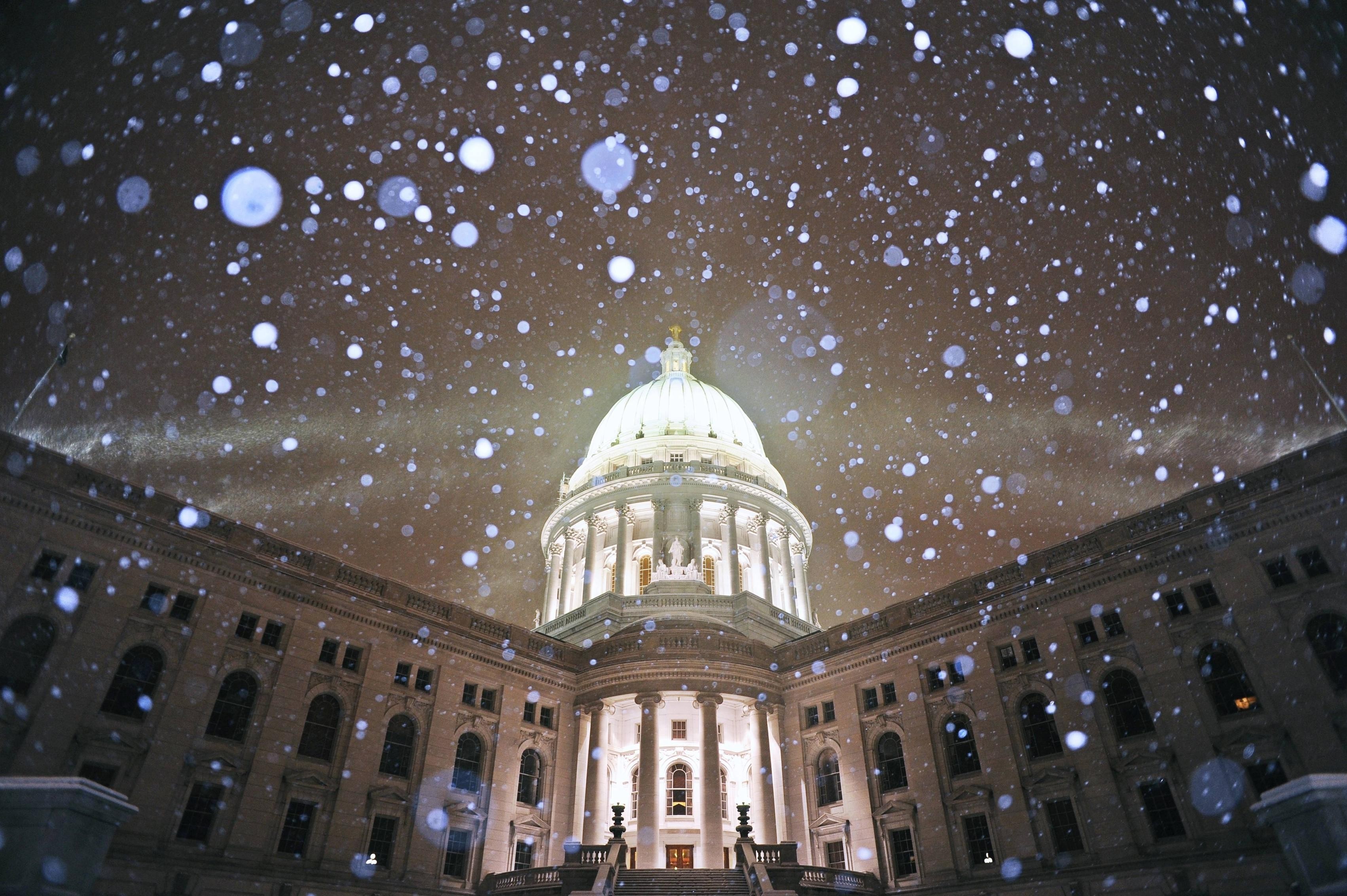 Wisconsin State Capitol building during snowfall at night HD Wallpaper