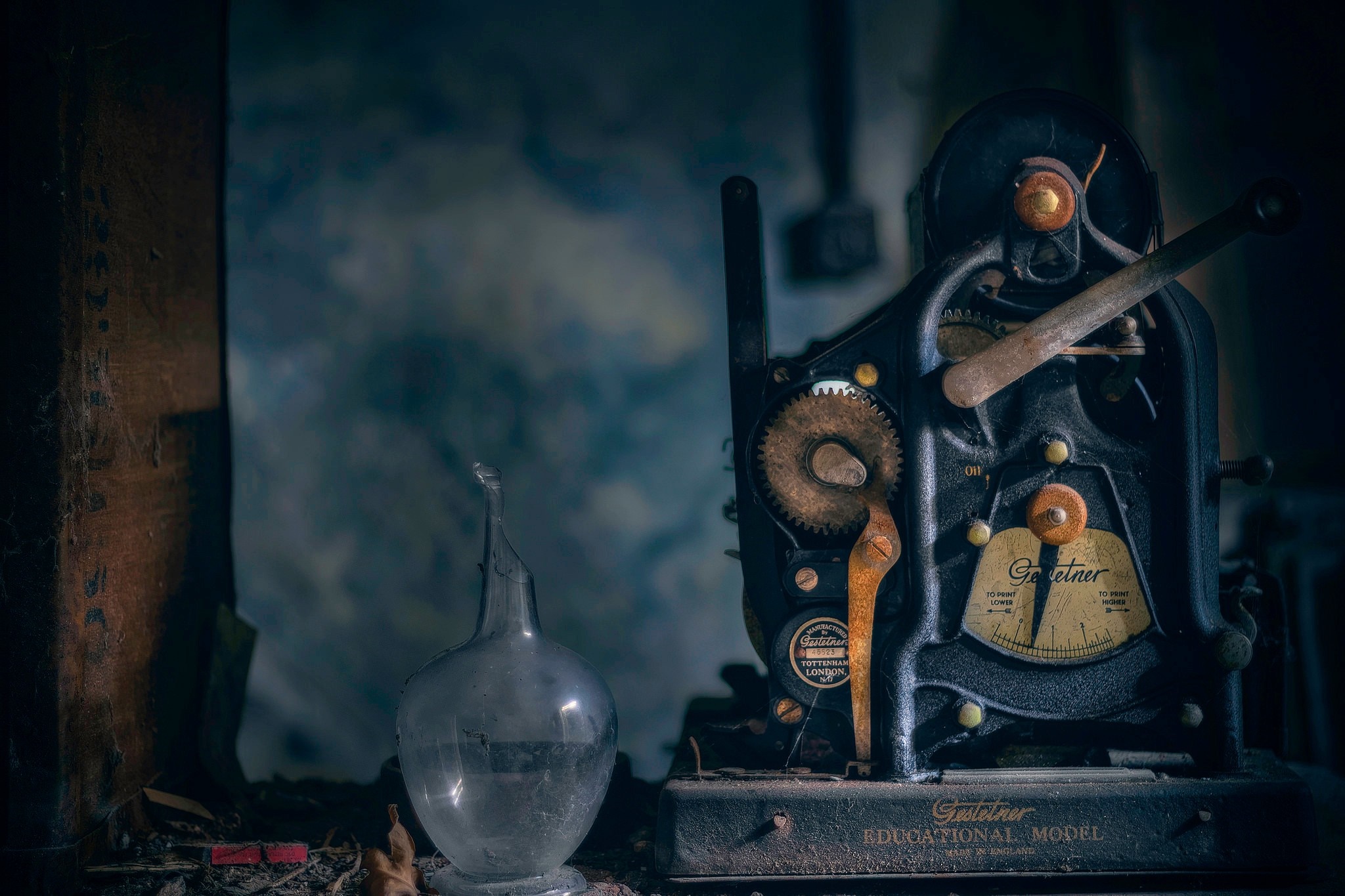 Gestetner Educational Model machine and glass bottle HD Wallpaper