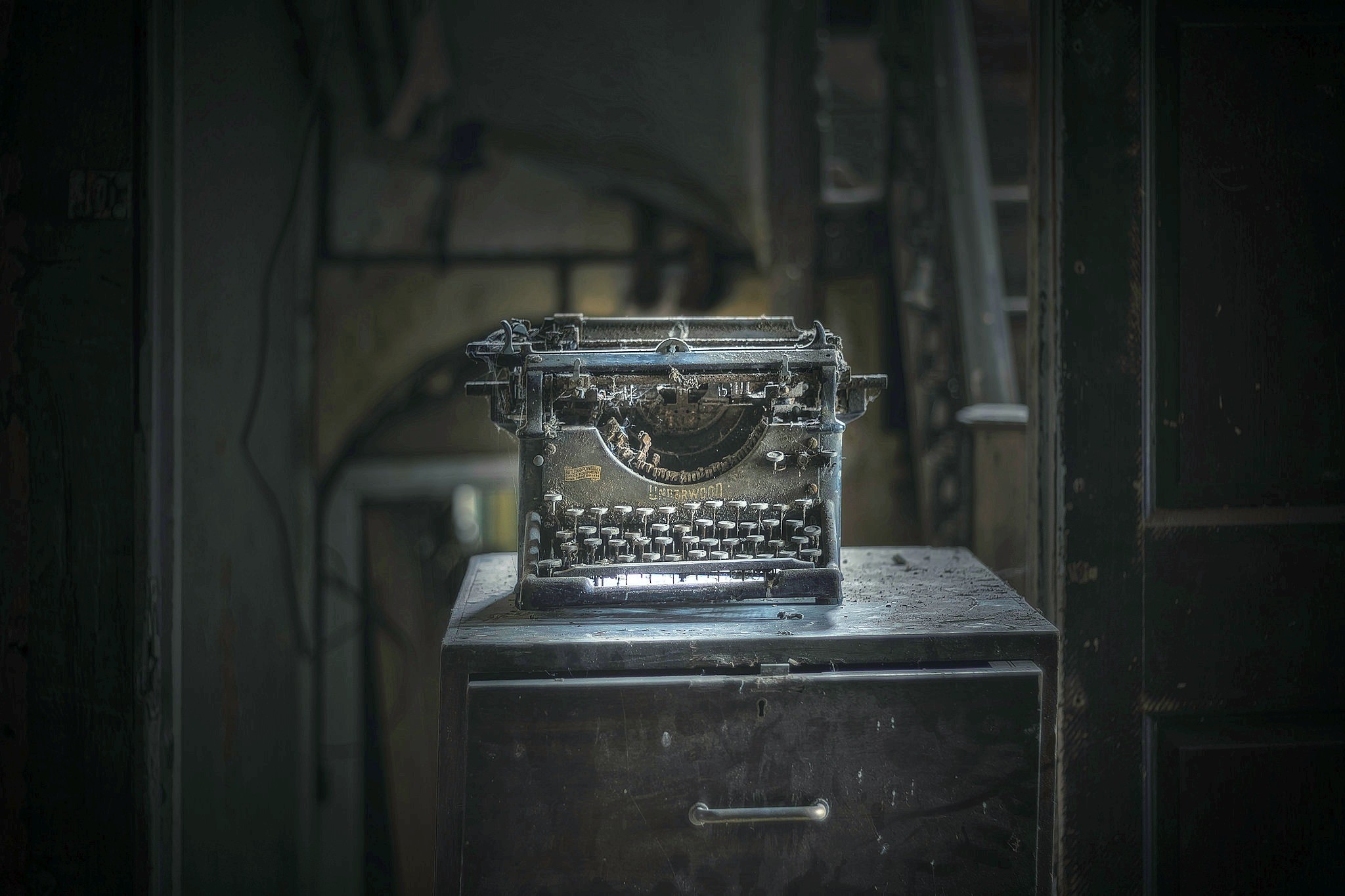 Old dusty Underwood typewriter on a filing cabinet HD Wallpaper