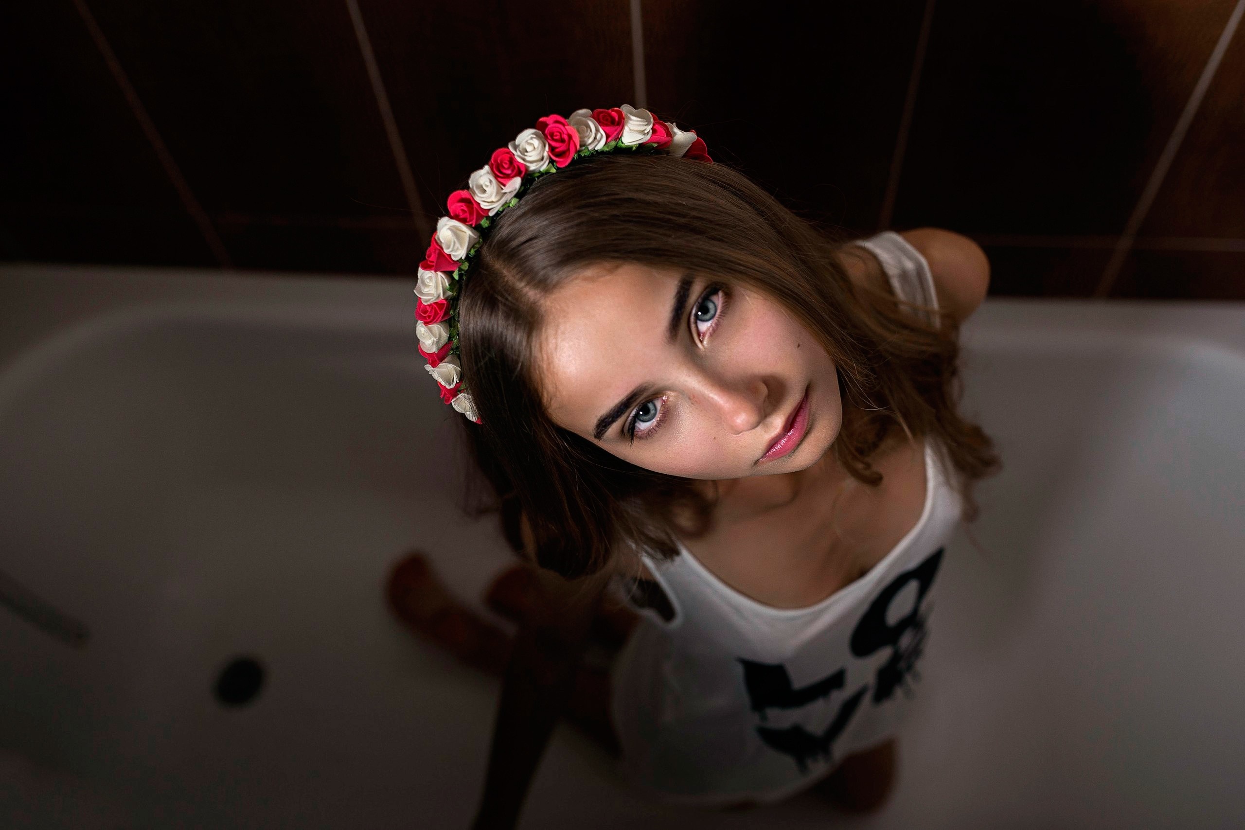 Young woman with flower crown in bathtub HD Wallpaper