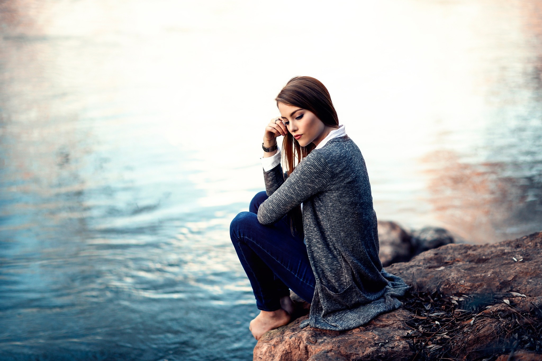 Woman sitting by the water HD Wallpaper