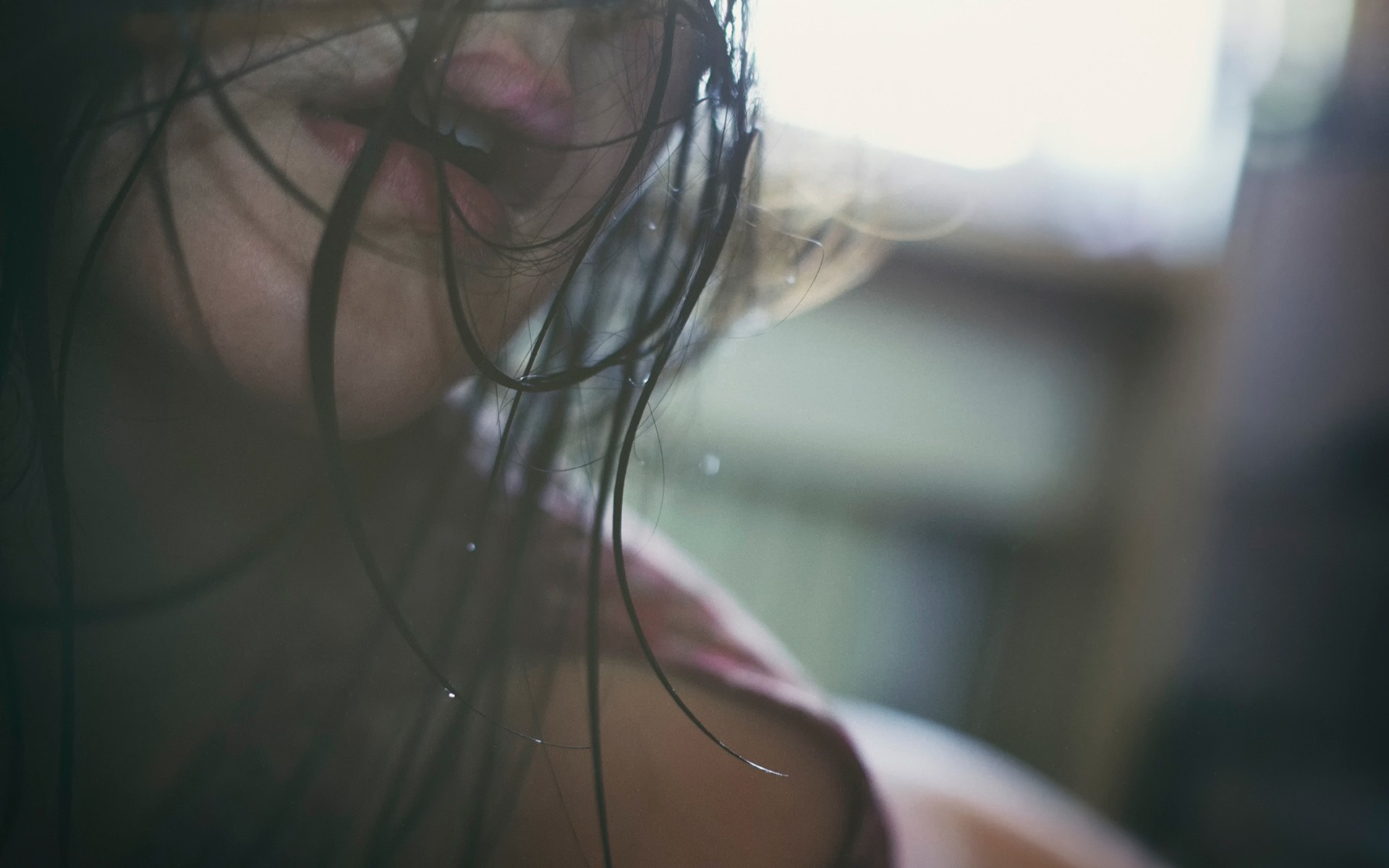 Close up of a woman with wet hair HD Wallpaper