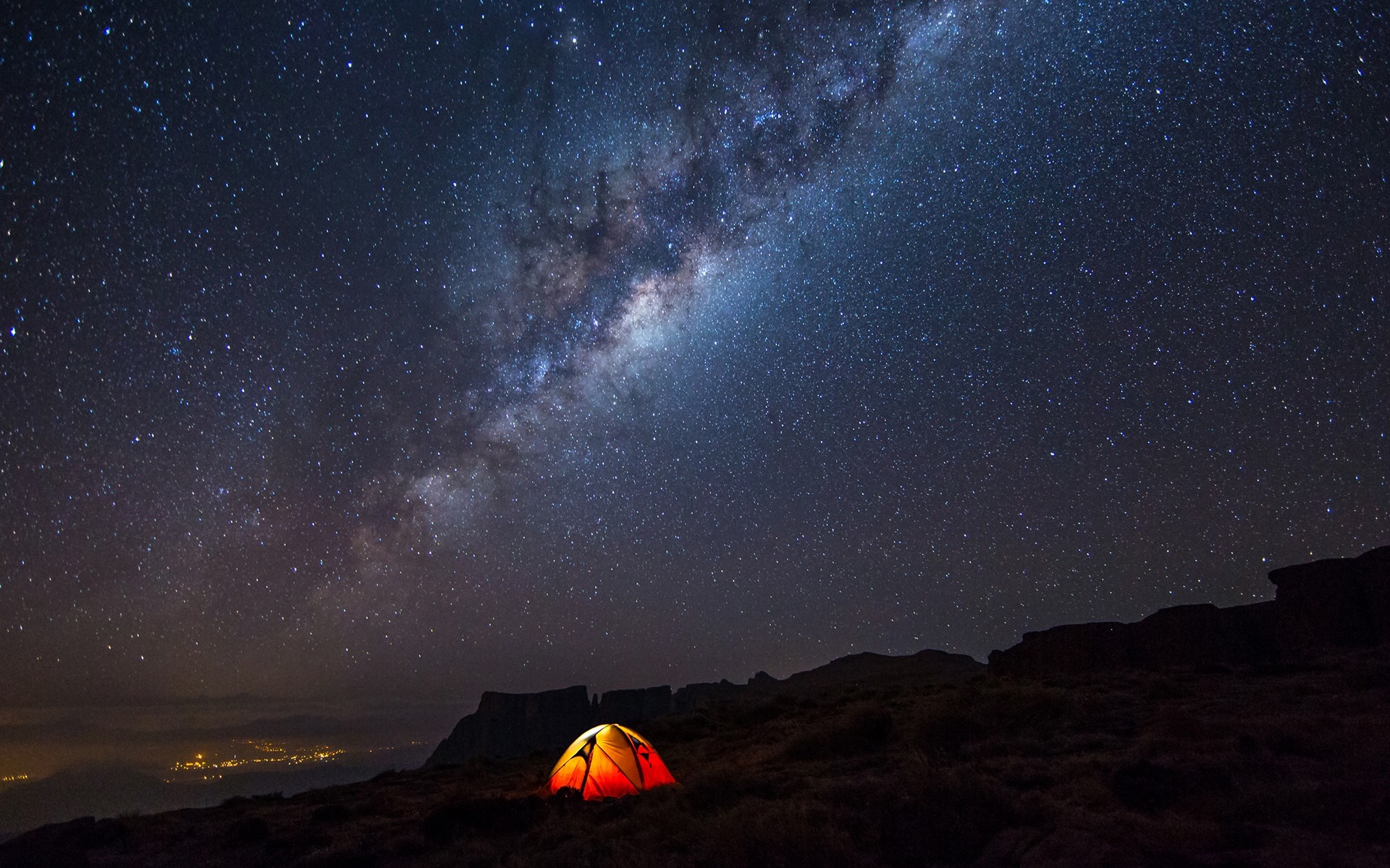 Tent under the Milky Way galaxy HD Wallpaper