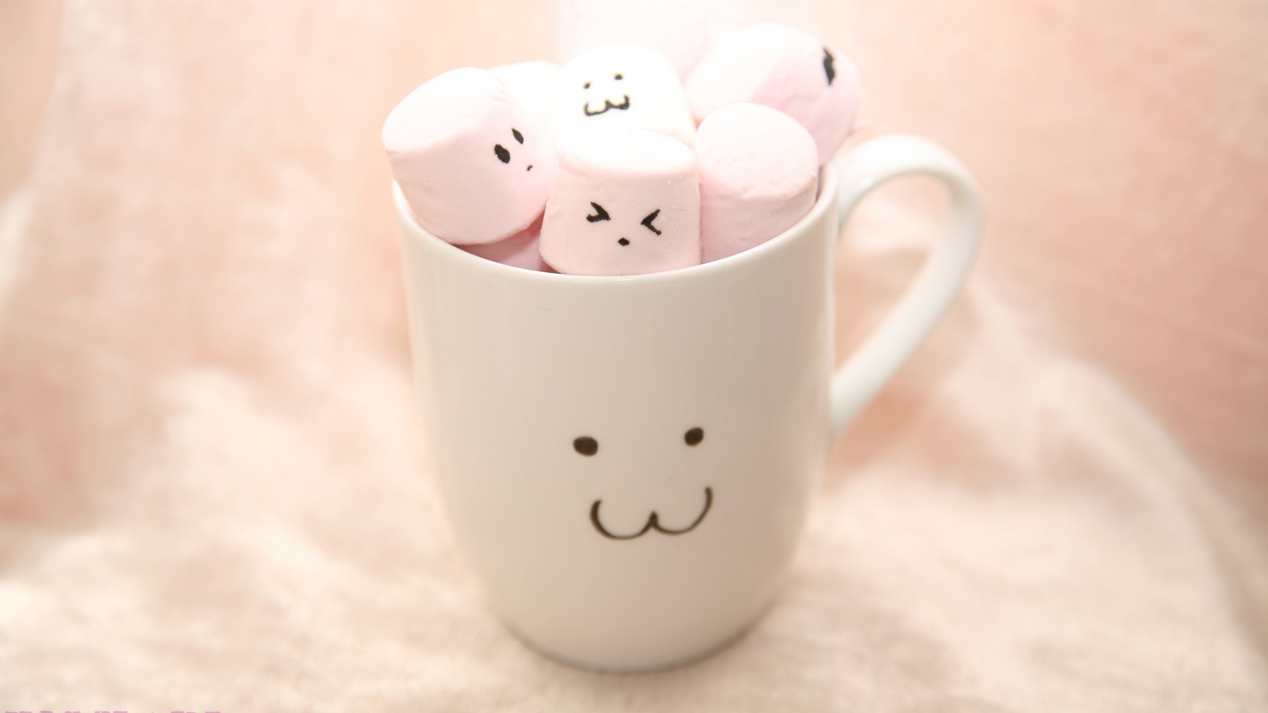 Pink marshmallows with faces in a mug HD Wallpaper