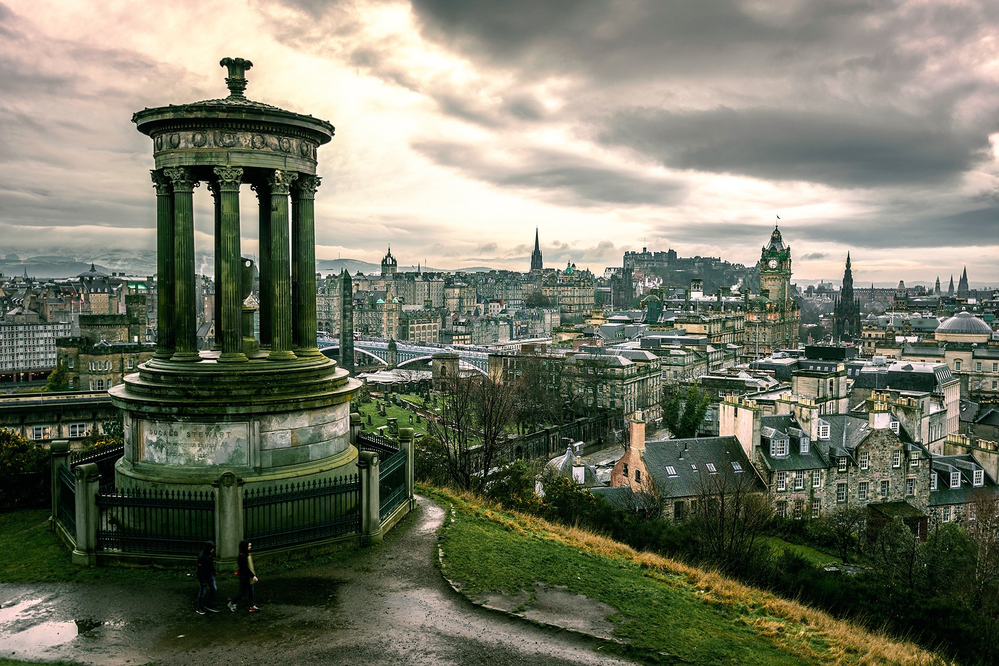 Edinburgh cityscape with Dugald Stewart Monument HD Wallpaper