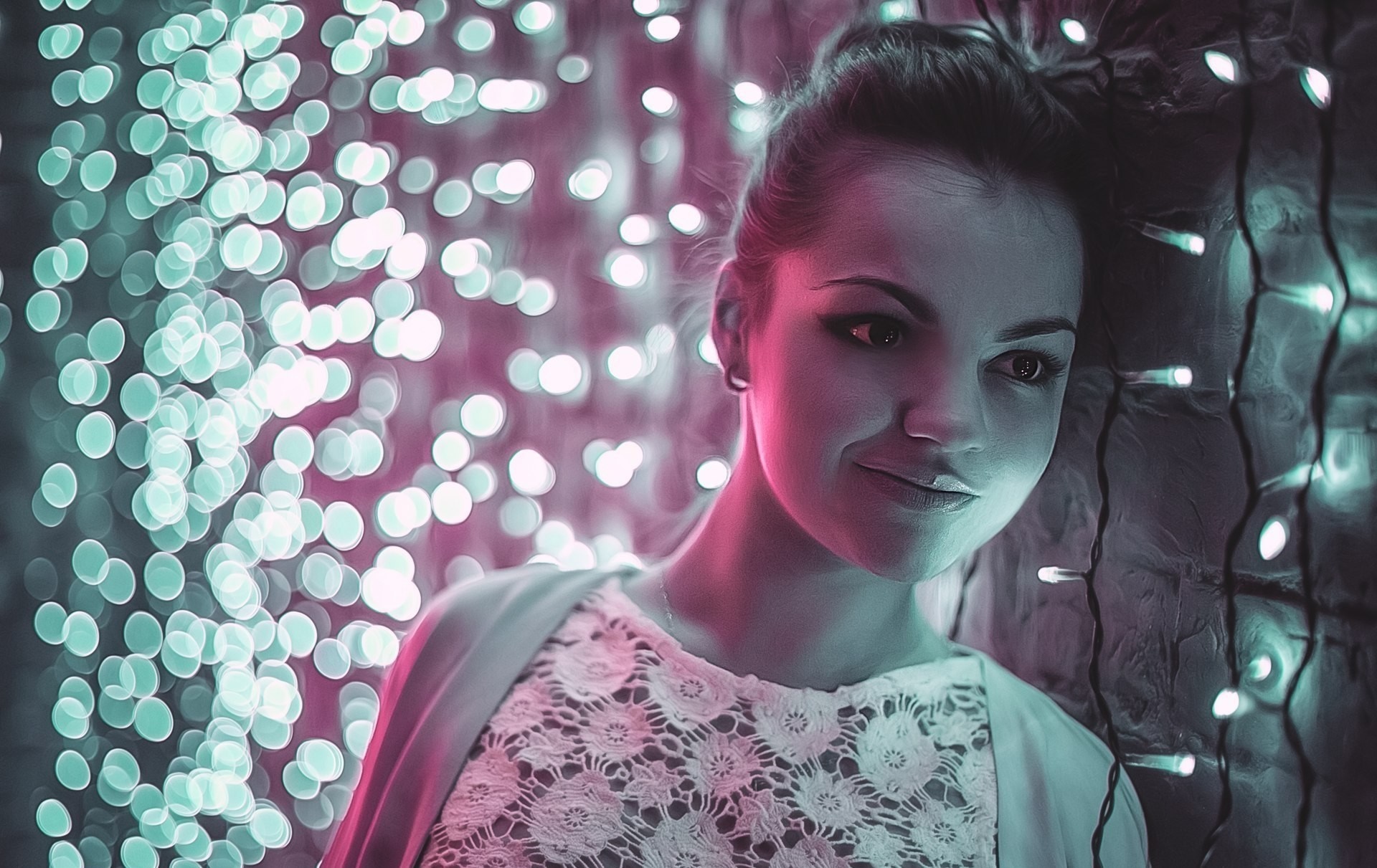 Woman posing with bokeh lights and string lights HD Wallpaper