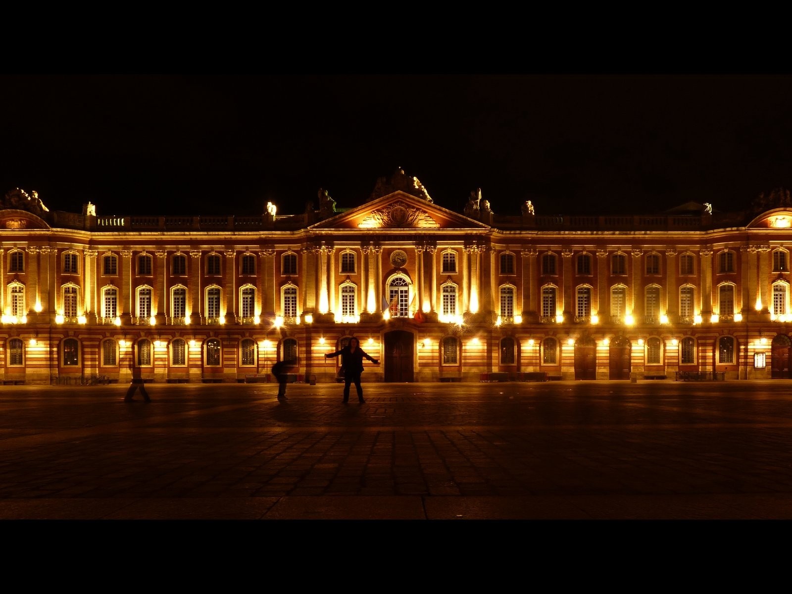 Place du Capitole in Toulouse at night HD Wallpaper