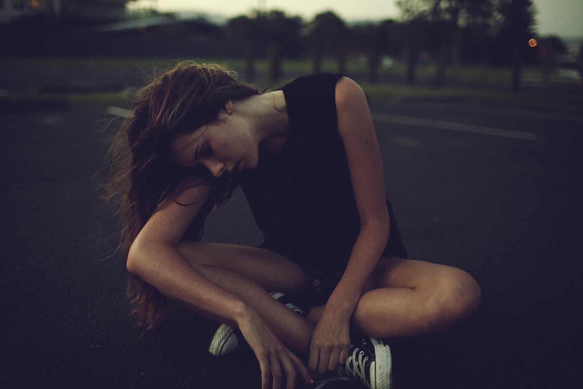 Woman sitting on the ground with legs crossed HD Wallpaper