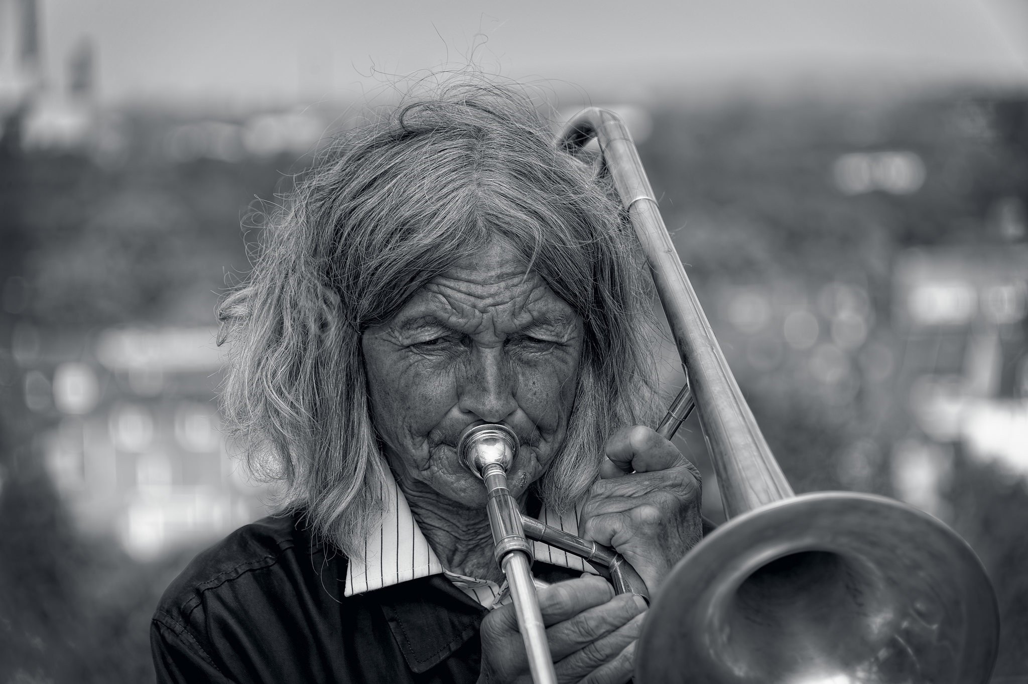 Monochrome portrait of an elderly person playing the trombone HD Wallpaper