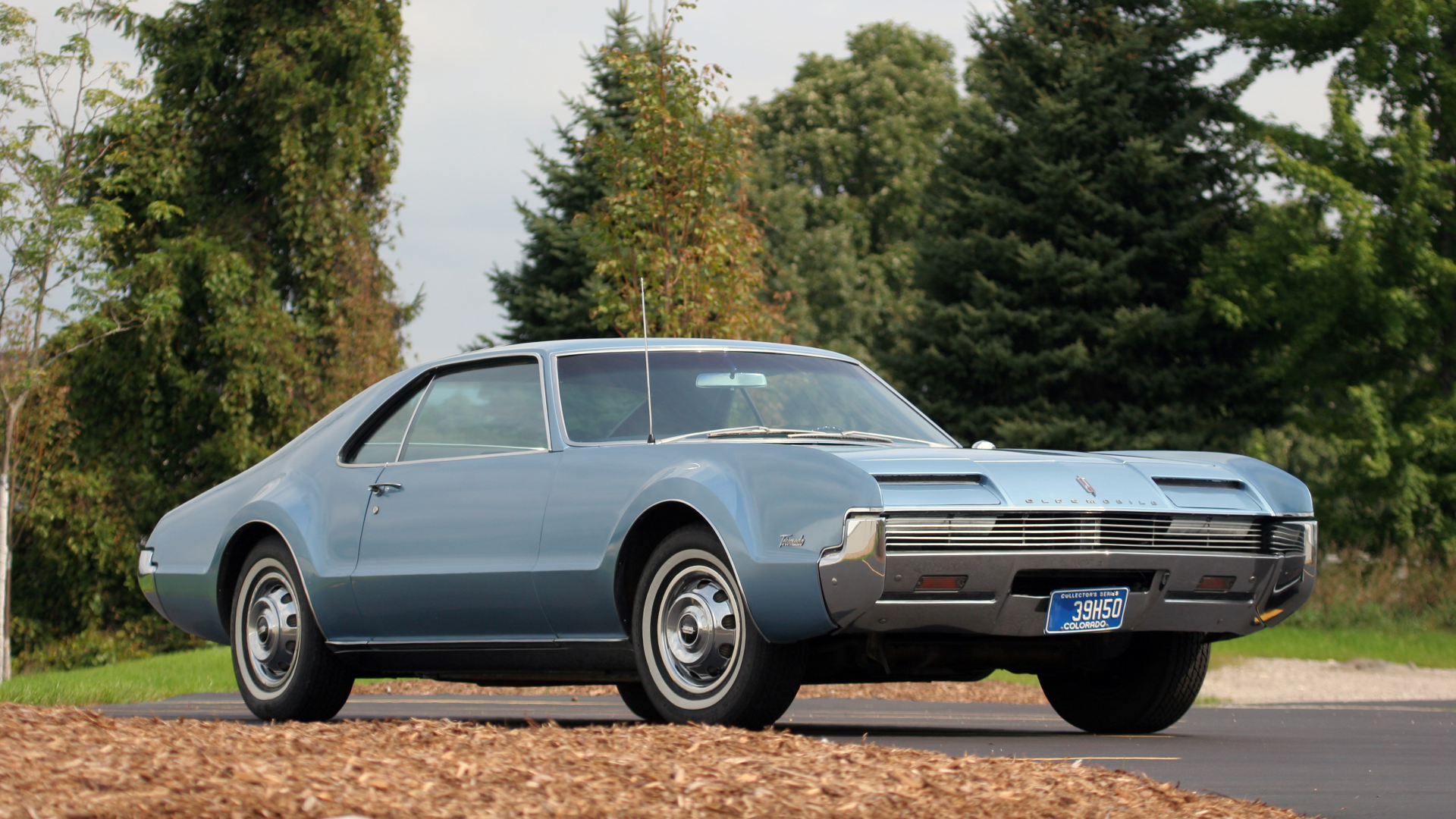 Blue Oldsmobile Toronado parked outdoors HD Wallpaper