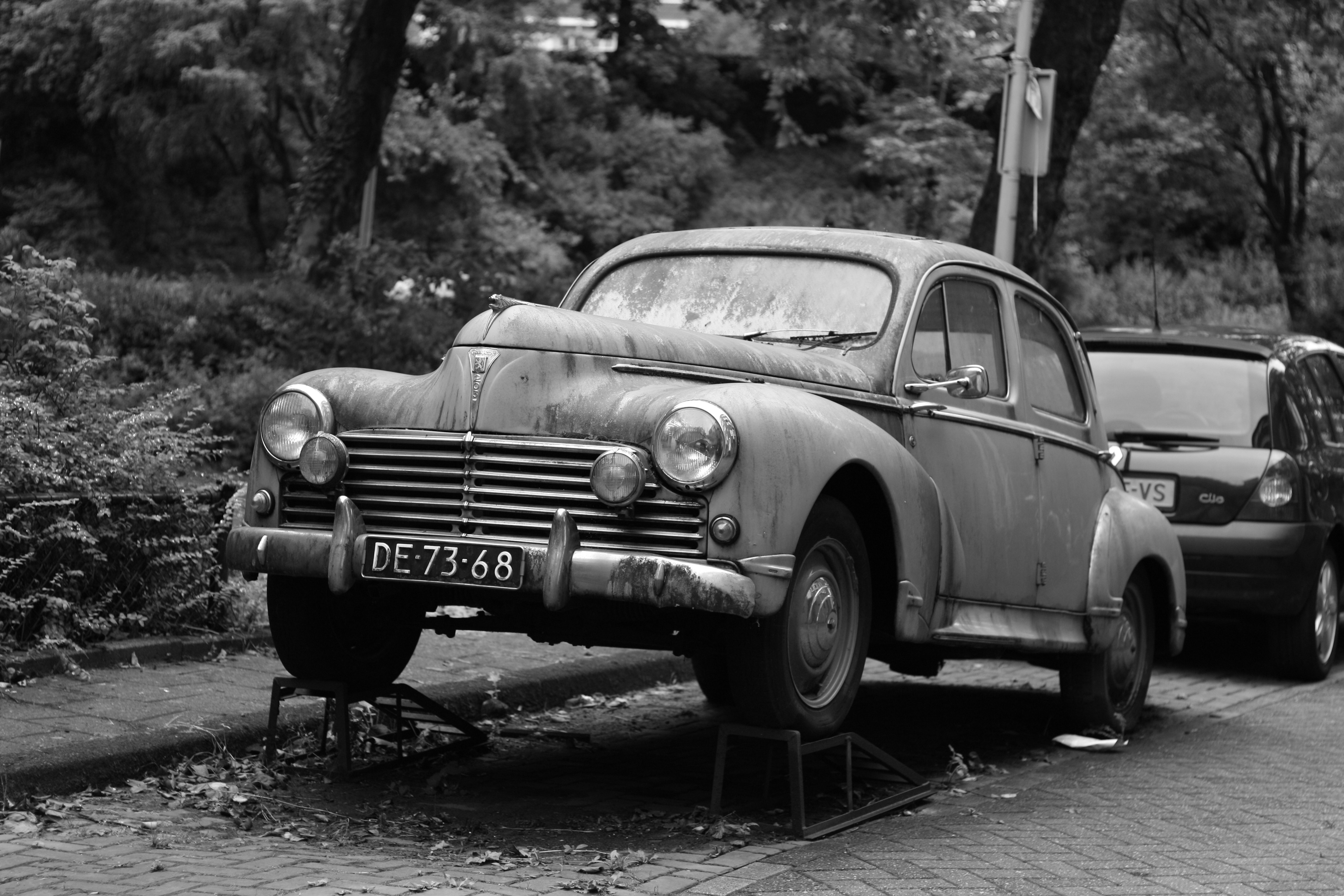 Vintage Peugeot car with license plate DE 73-68 HD Wallpaper