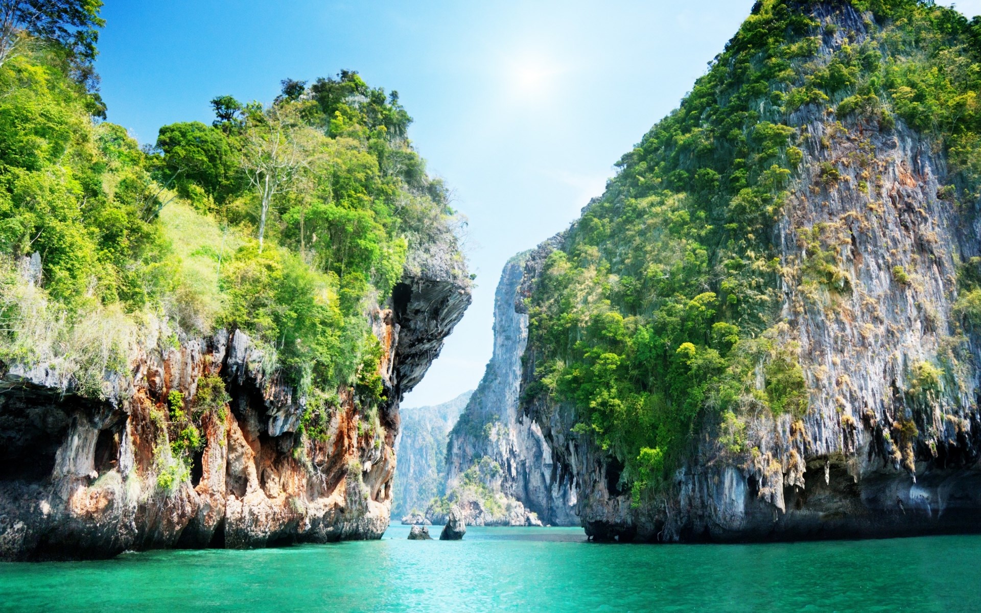 Limestone cliffs and turquoise water in Thailand HD Wallpaper