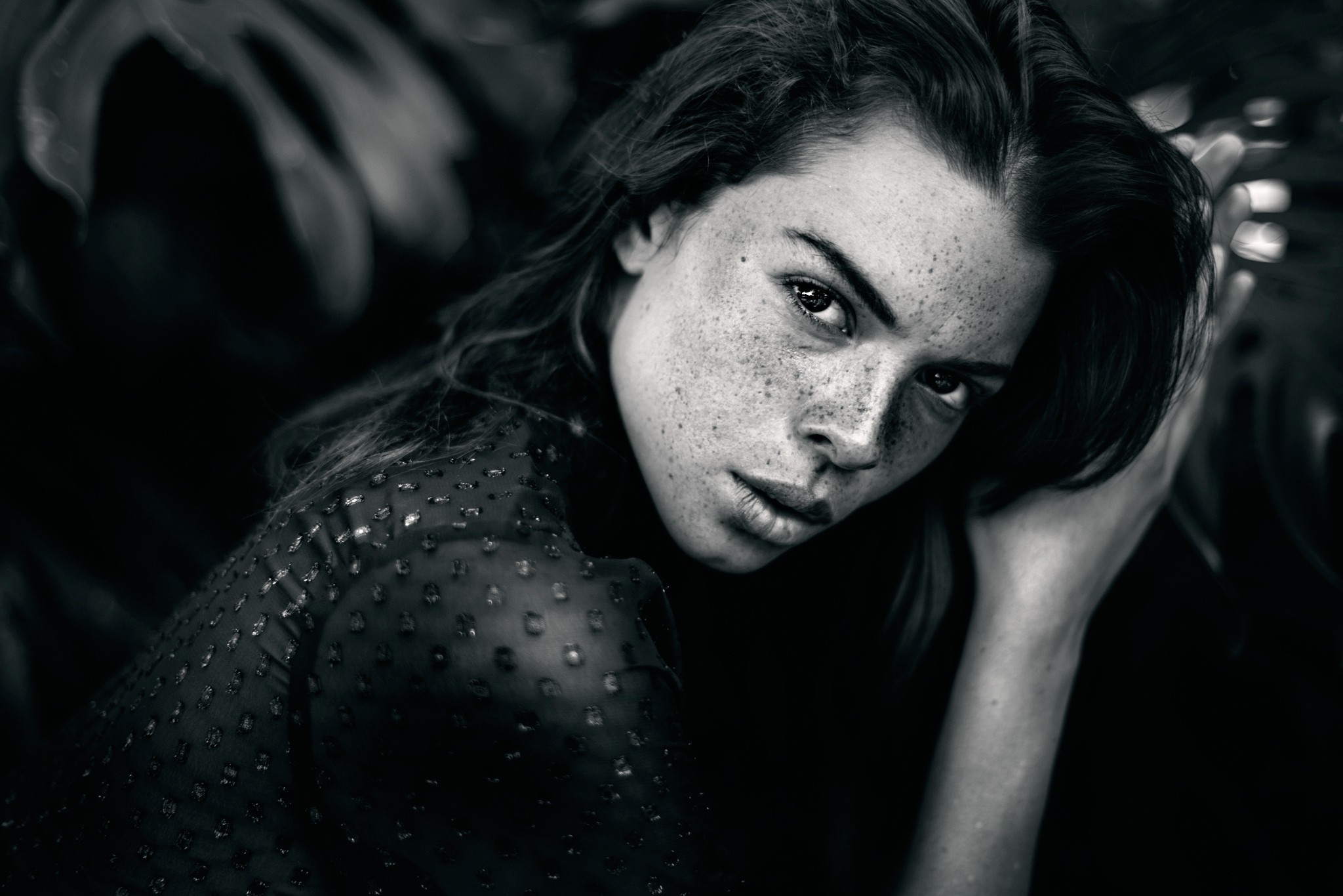 Monochrome portrait of a woman with freckles HD Wallpaper