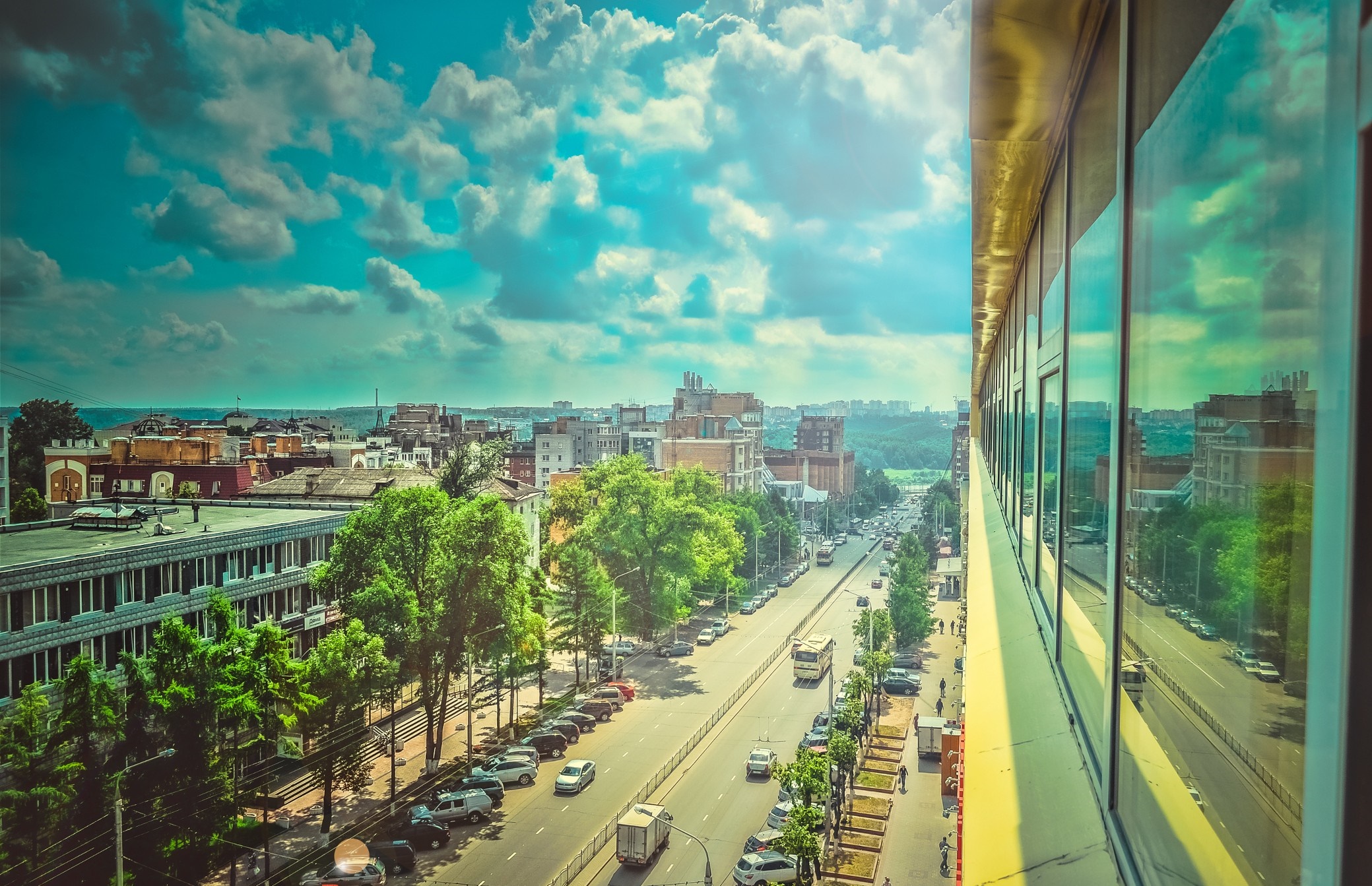 Cityscape with busy street and modern building HD Wallpaper