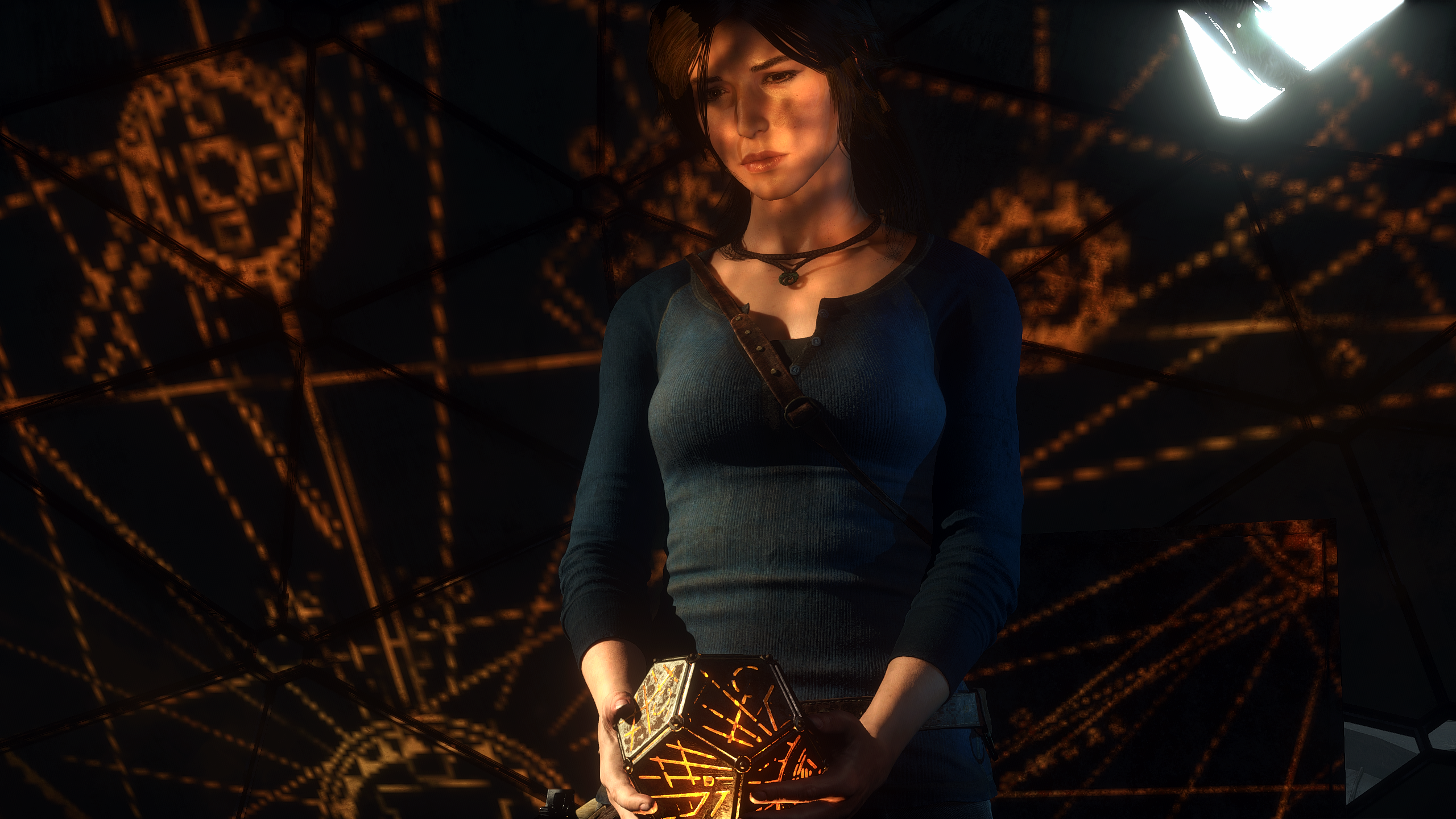 Lara Croft from Rise of the Tomb Raider holding artifact HD Wallpaper