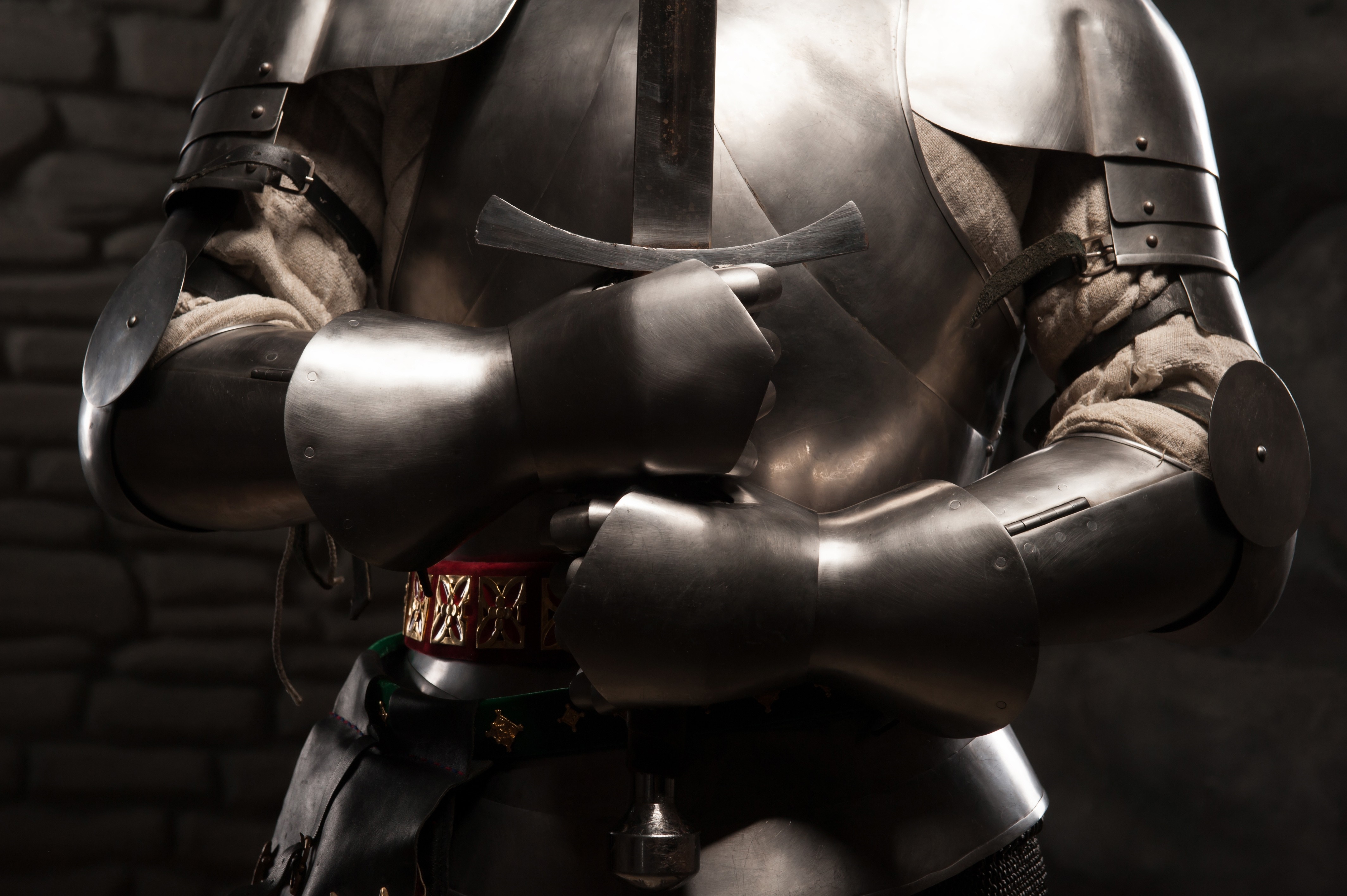 Knight in full armor holding a sword HD Wallpaper