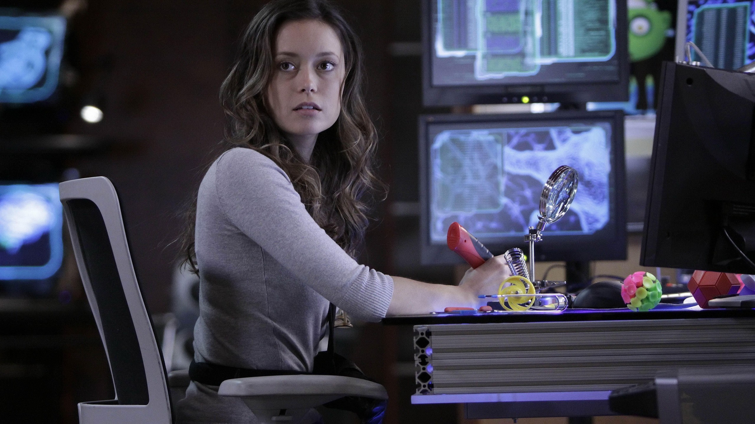 Summer Glau in a control room HD Wallpaper